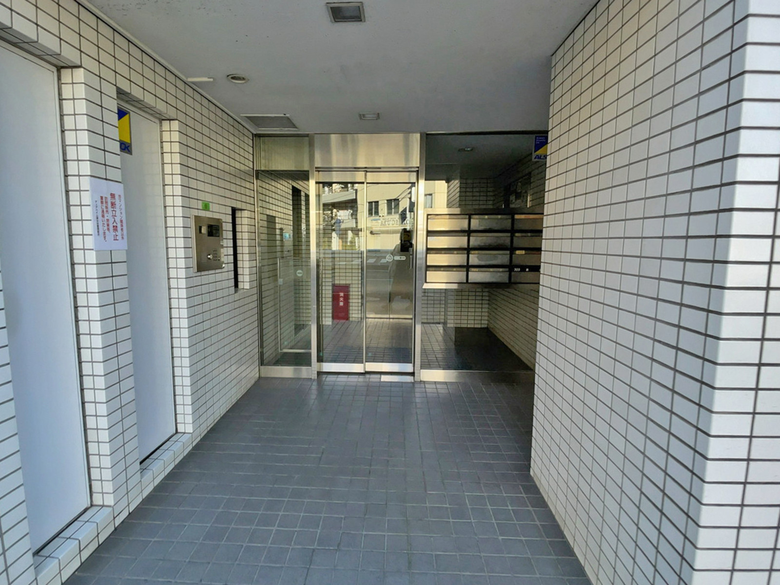 オフィスビル出入口