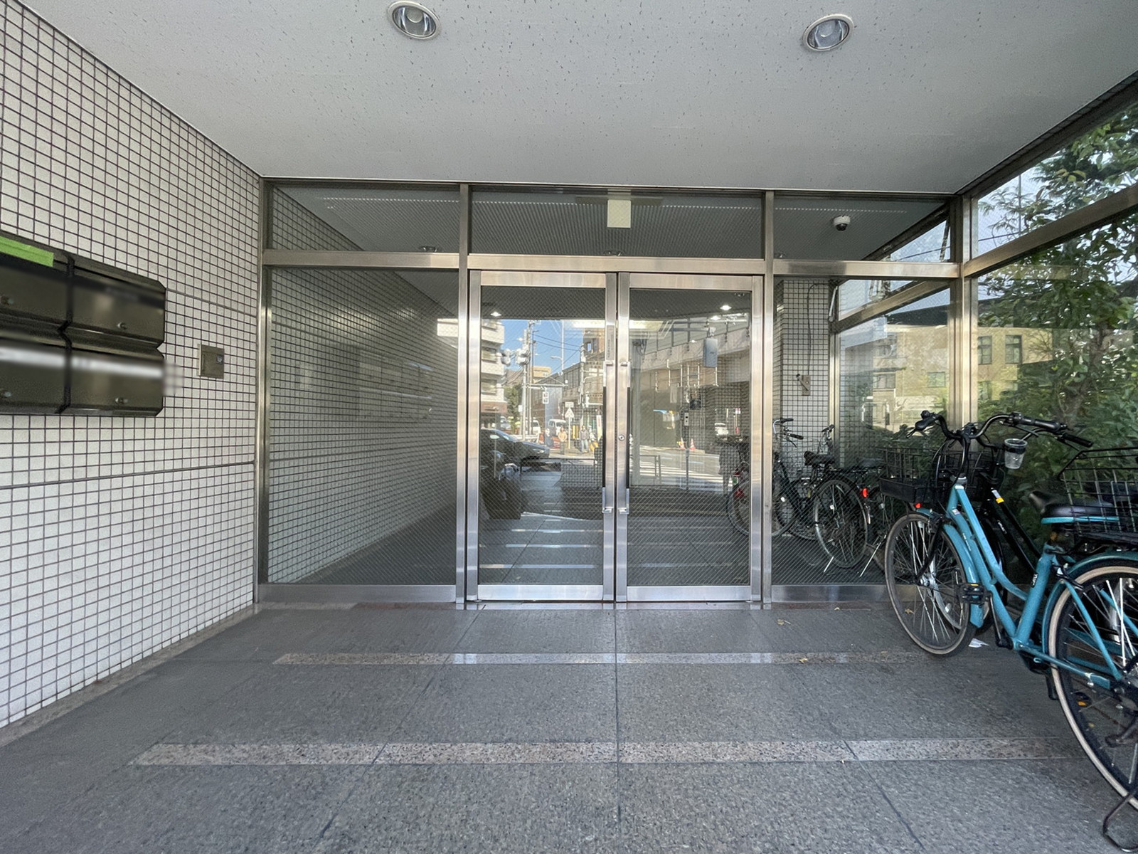 オフィスビル出入口