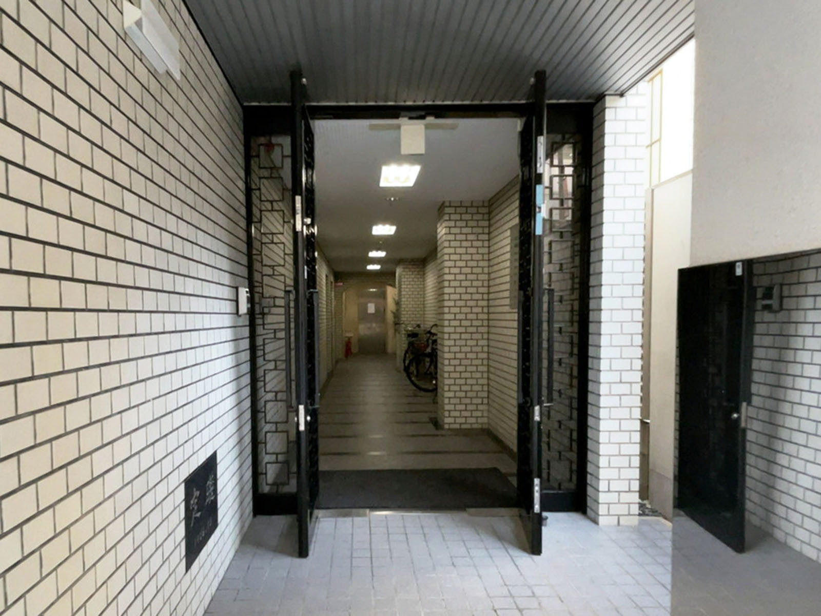 オフィスビル出入口