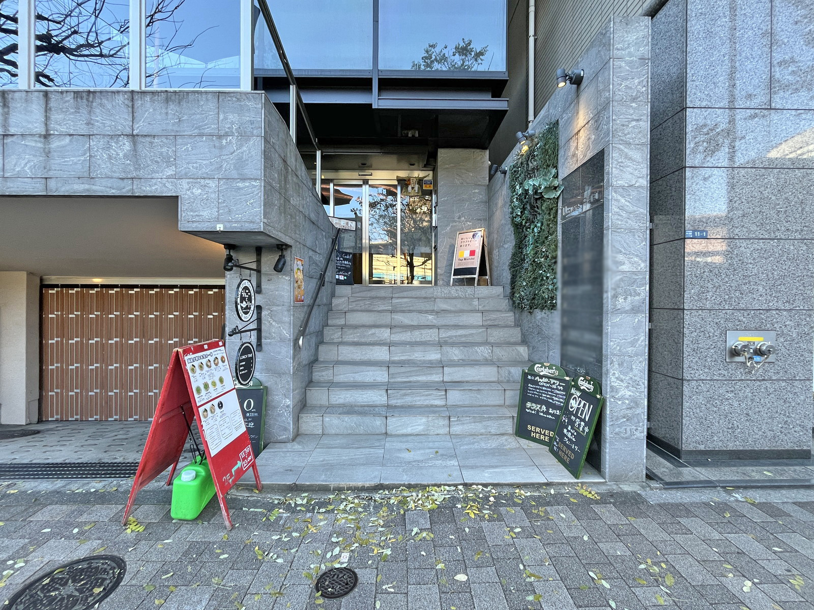 オフィスビル出入口