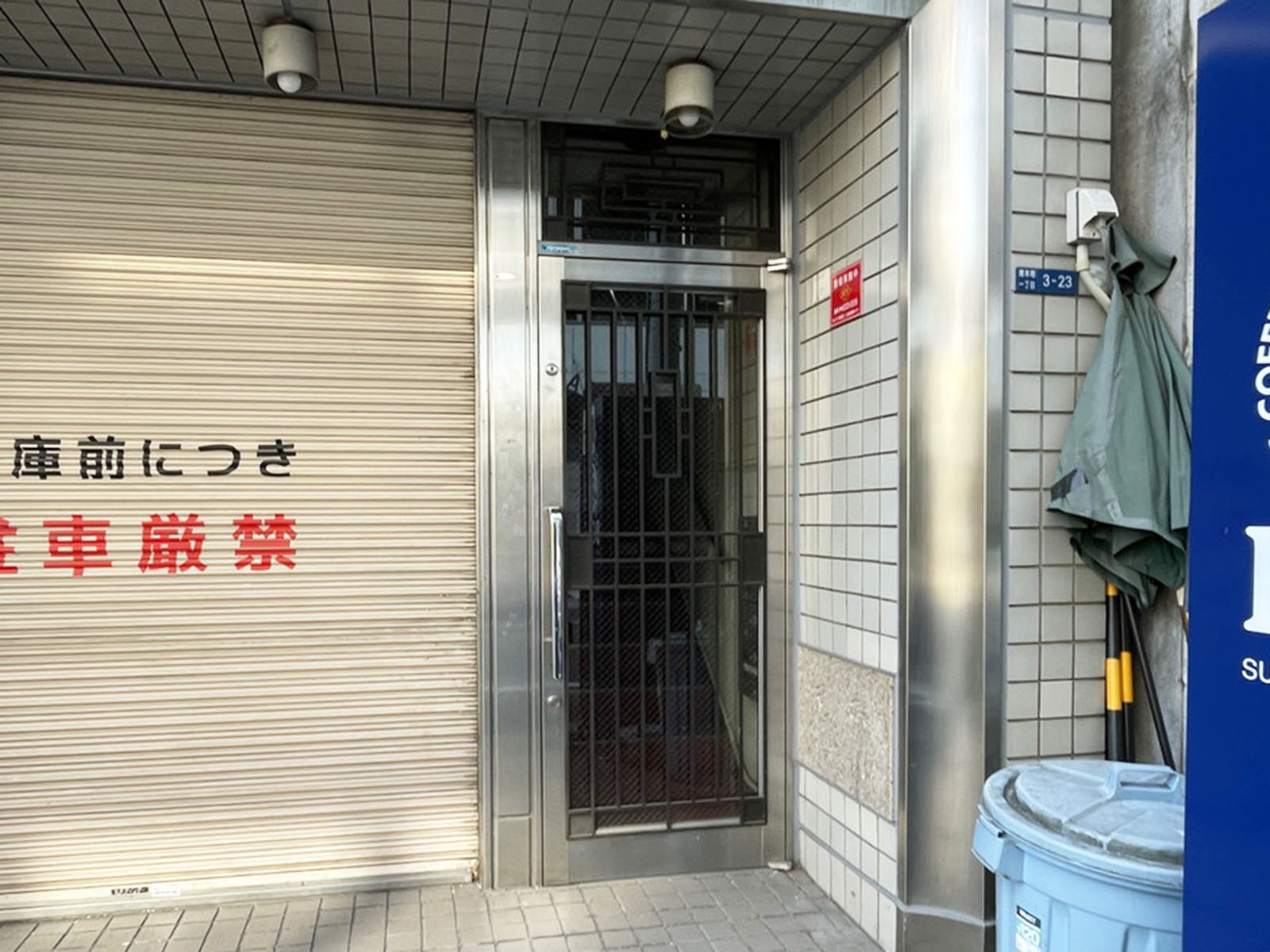 オフィスビル出入口