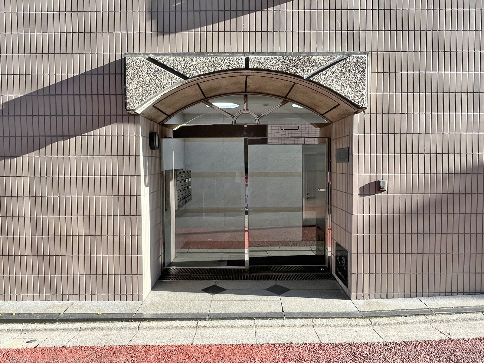 オフィスビル出入口