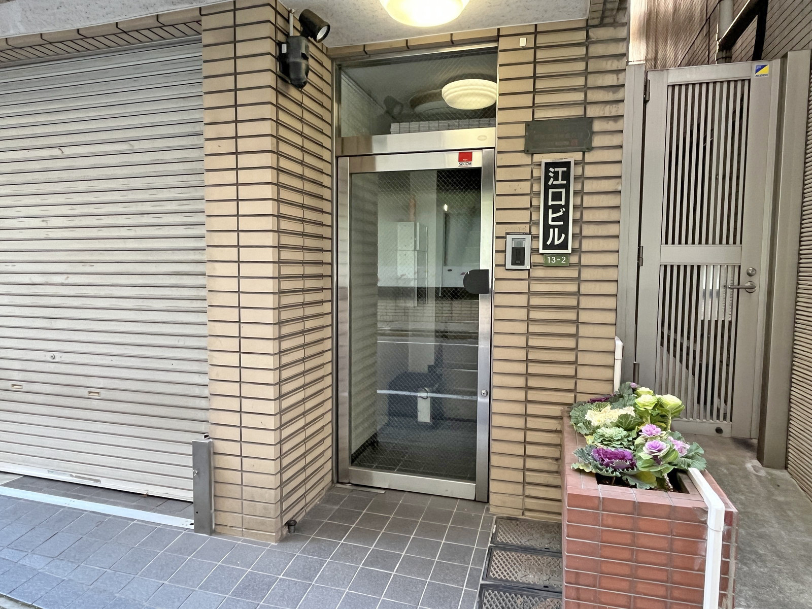 オフィスビル出入口