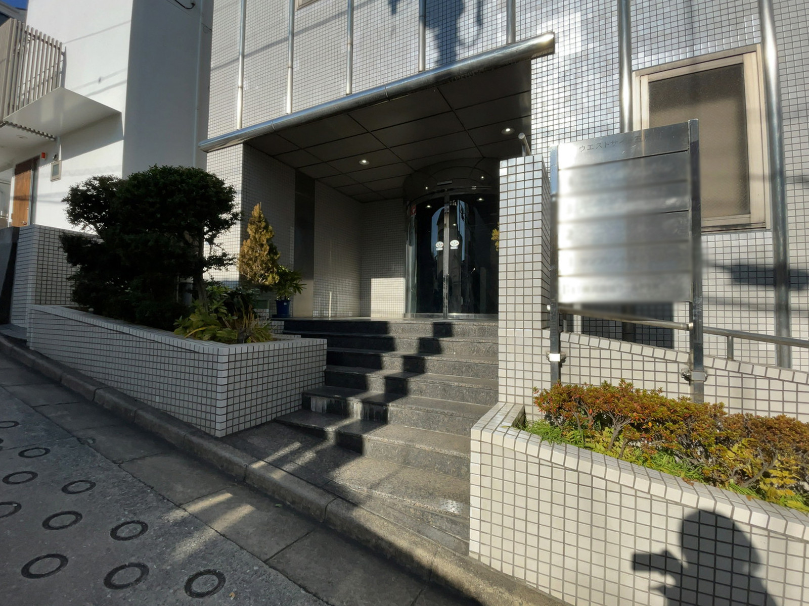 出入り口前の階段