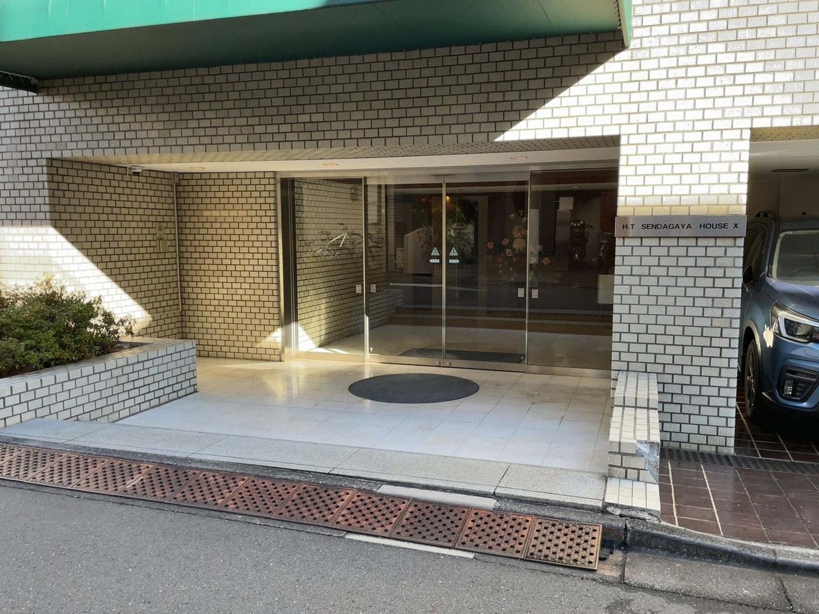 オフィスビル出入口