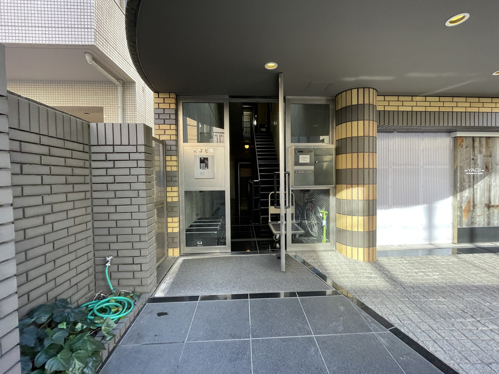 オフィスビル出入口