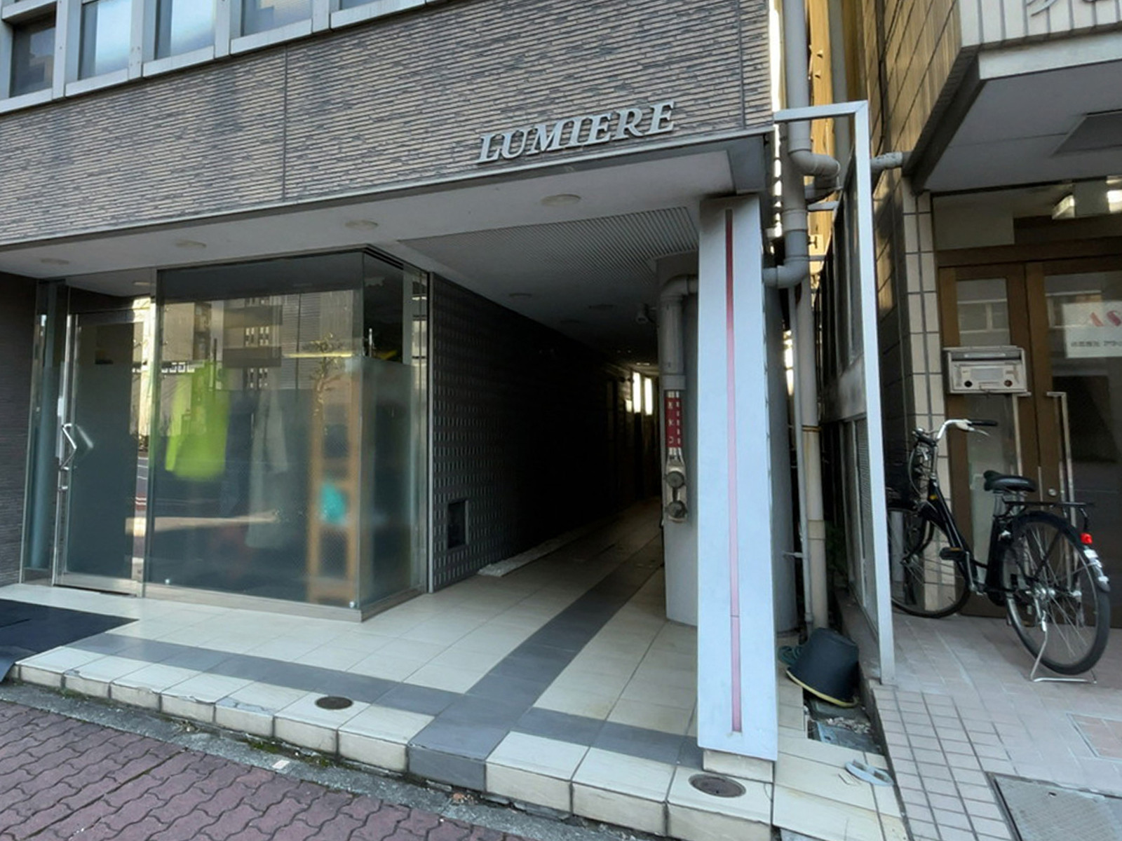 オフィスビル出入口