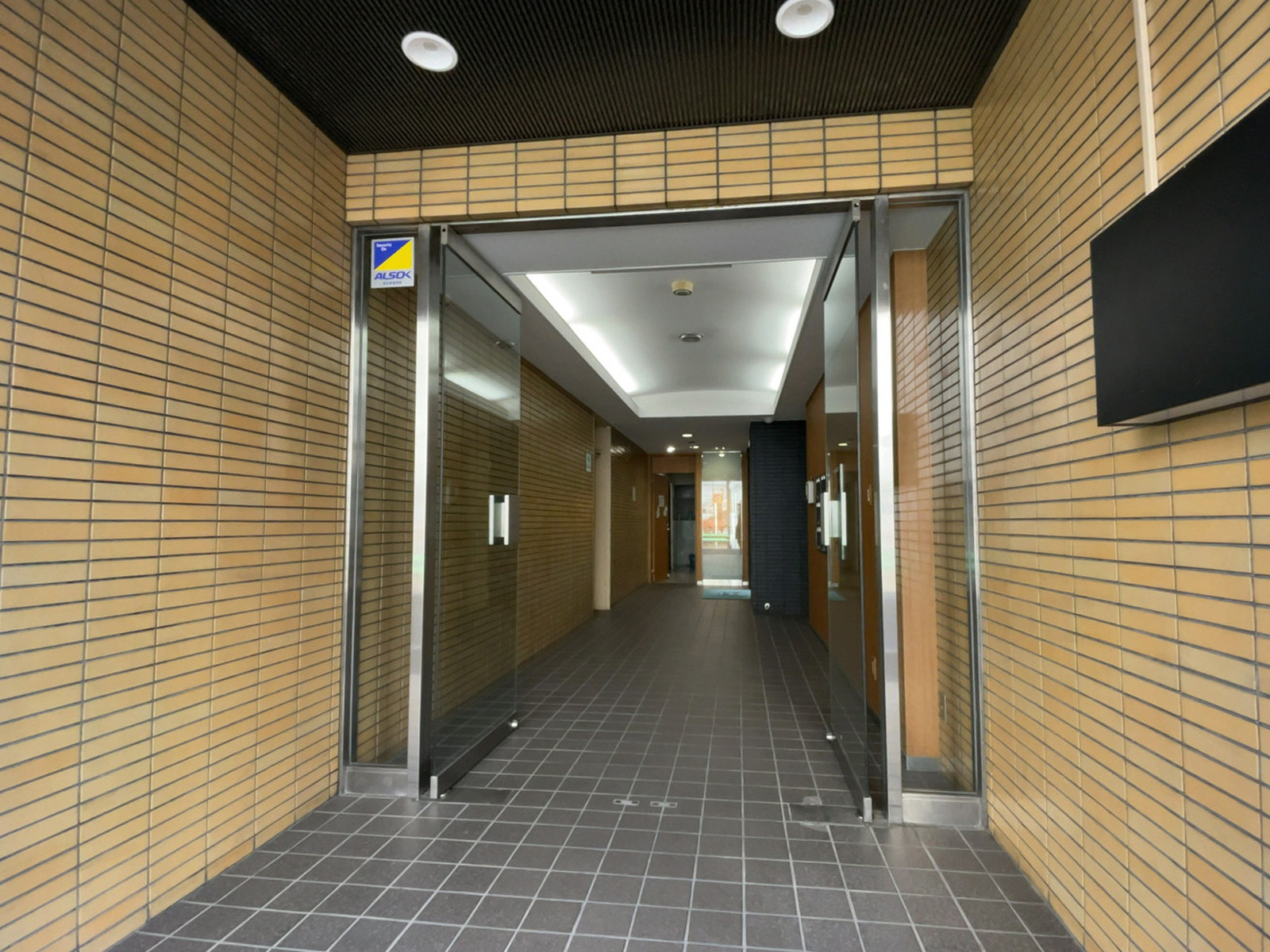 オフィスビル出入口