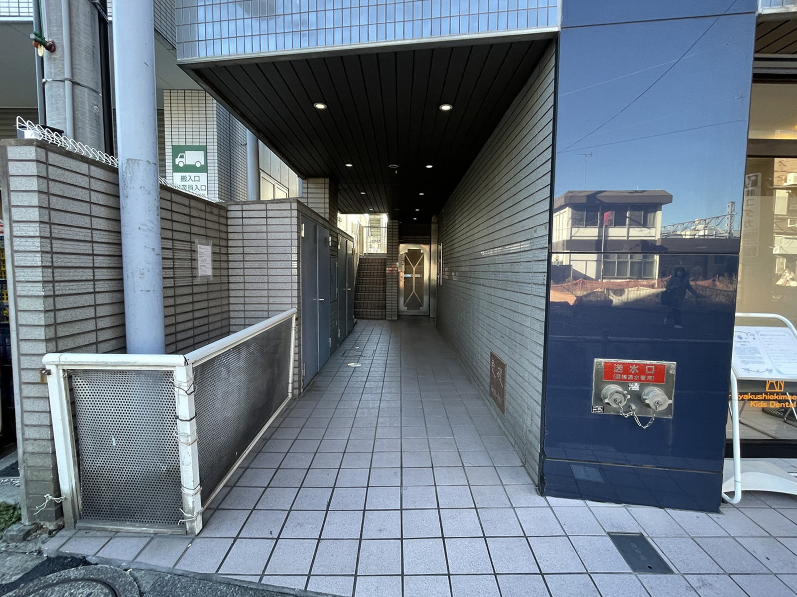 オフィスビル出入口
