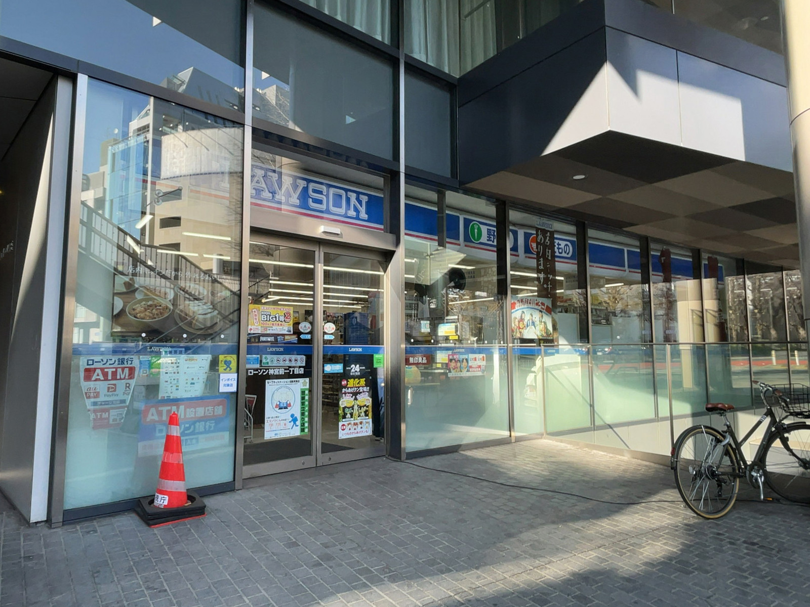 1階のローソン神宮前1丁目店