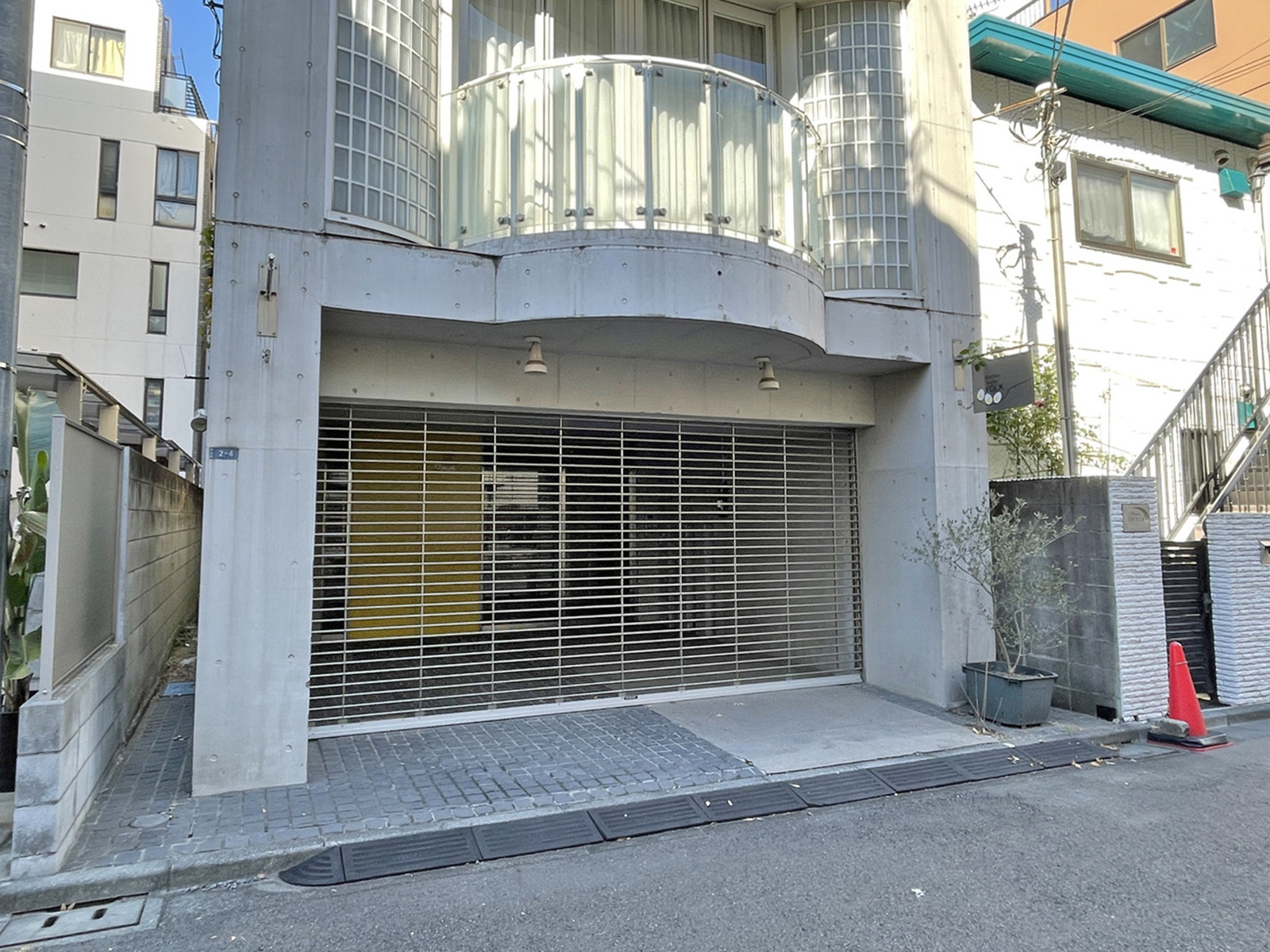 オフィスビル出入口