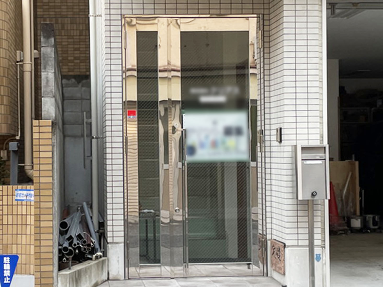 オフィスビル出入口