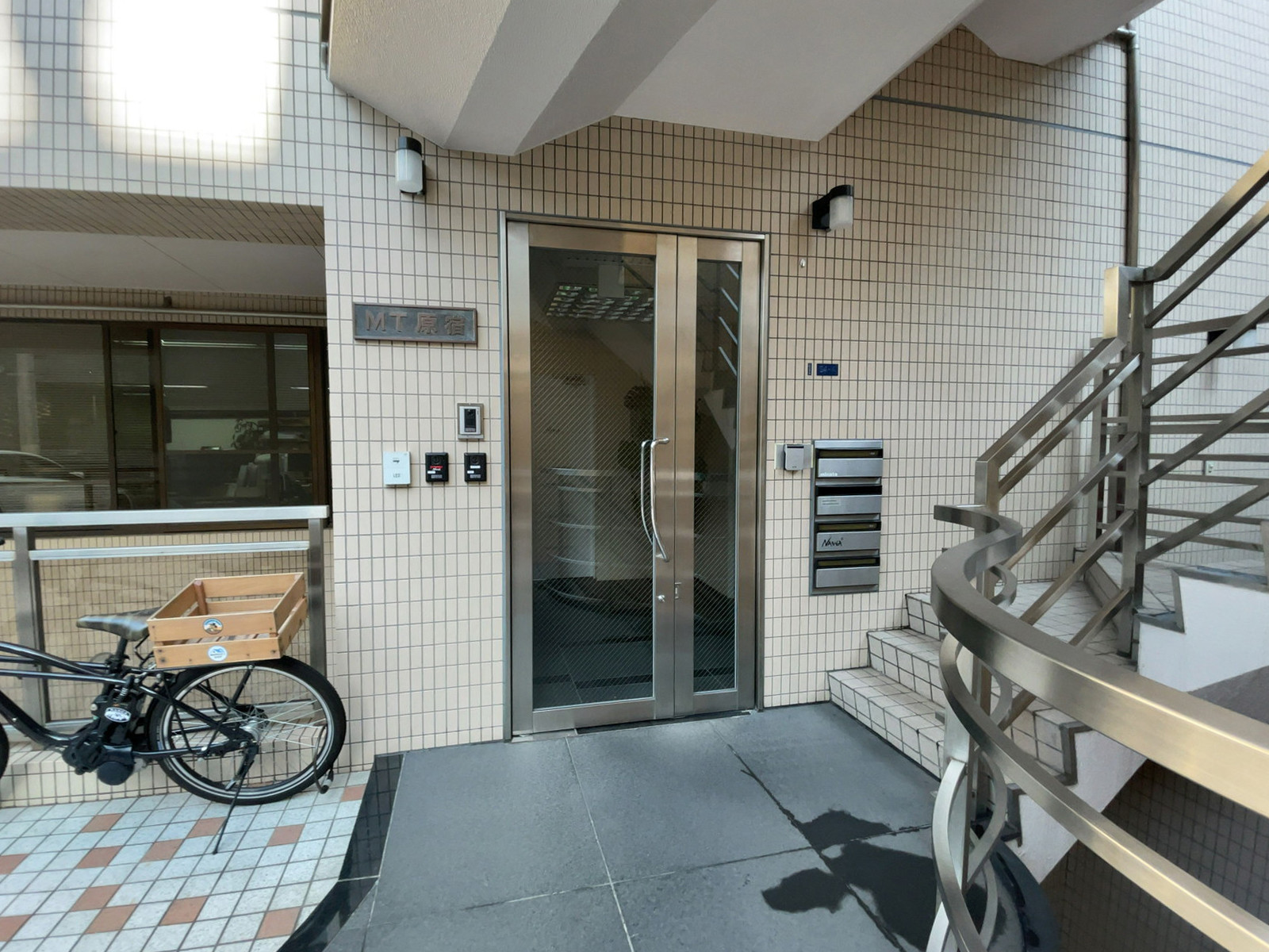 オフィスビル出入口