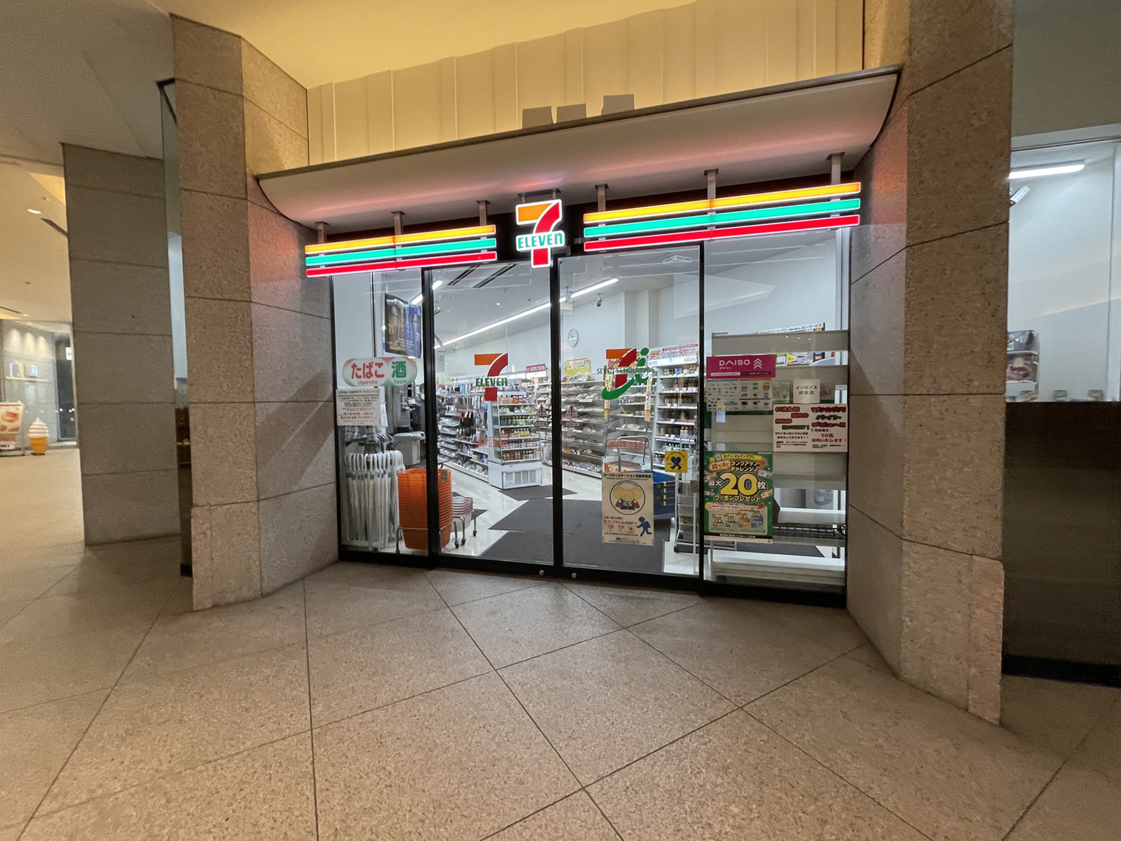 地下1階のセブンイレブン用賀SBS店
