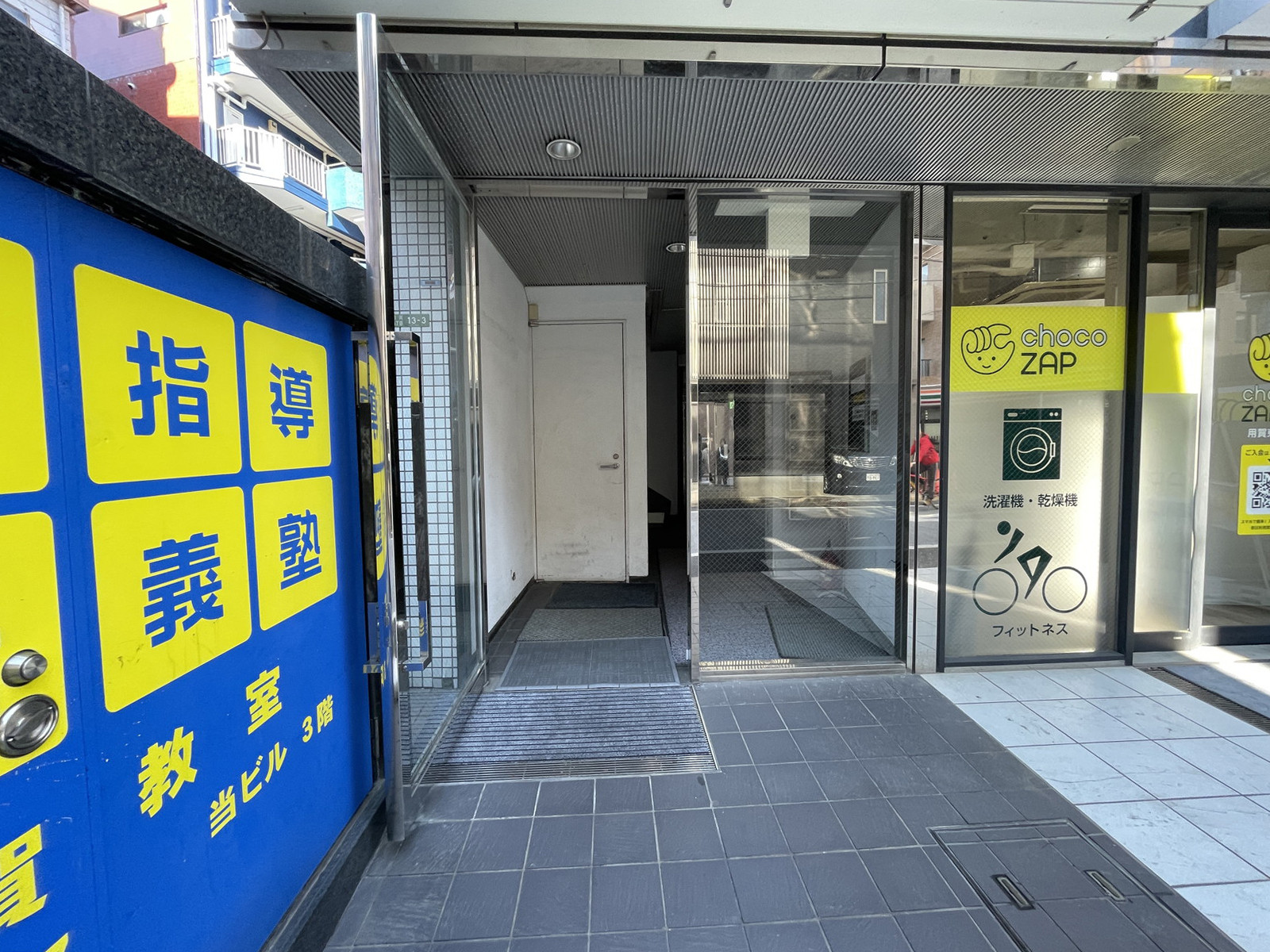 オフィスビル出入口