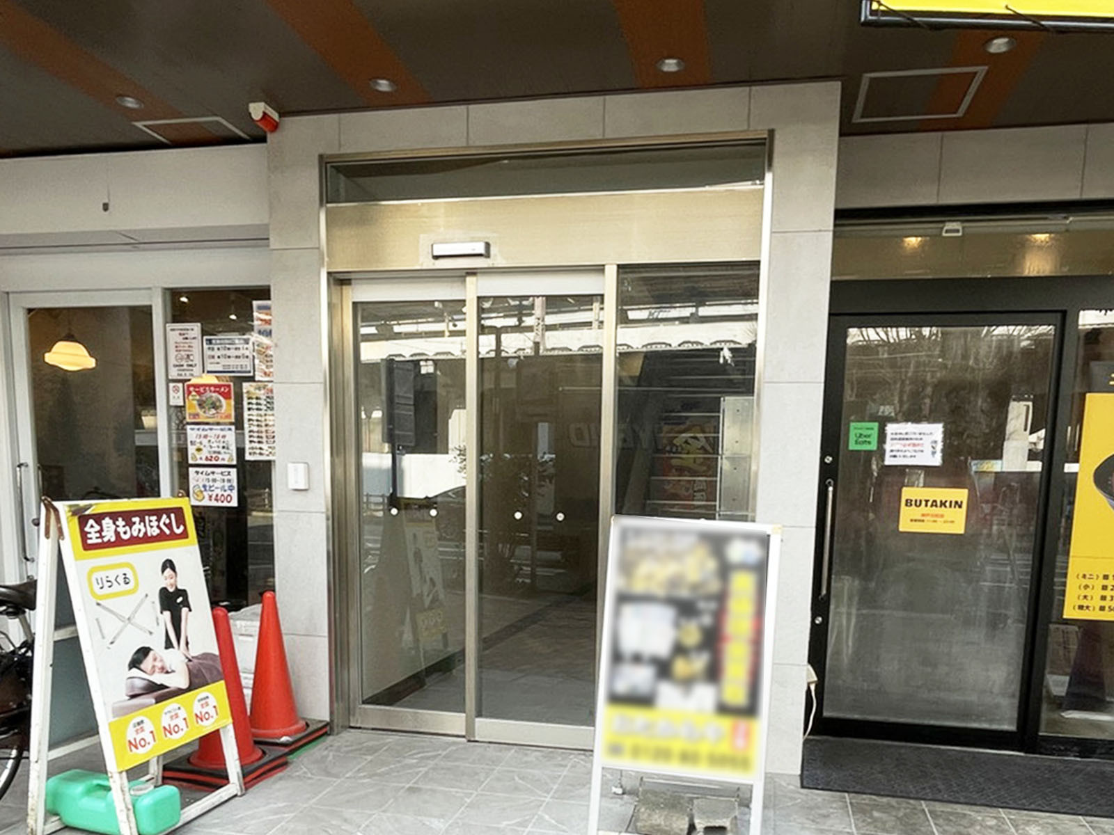 オフィスビル出入口