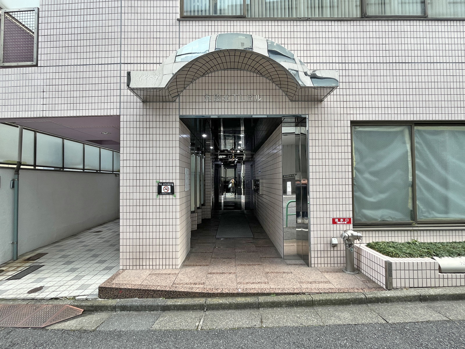 オフィスビル出入口
