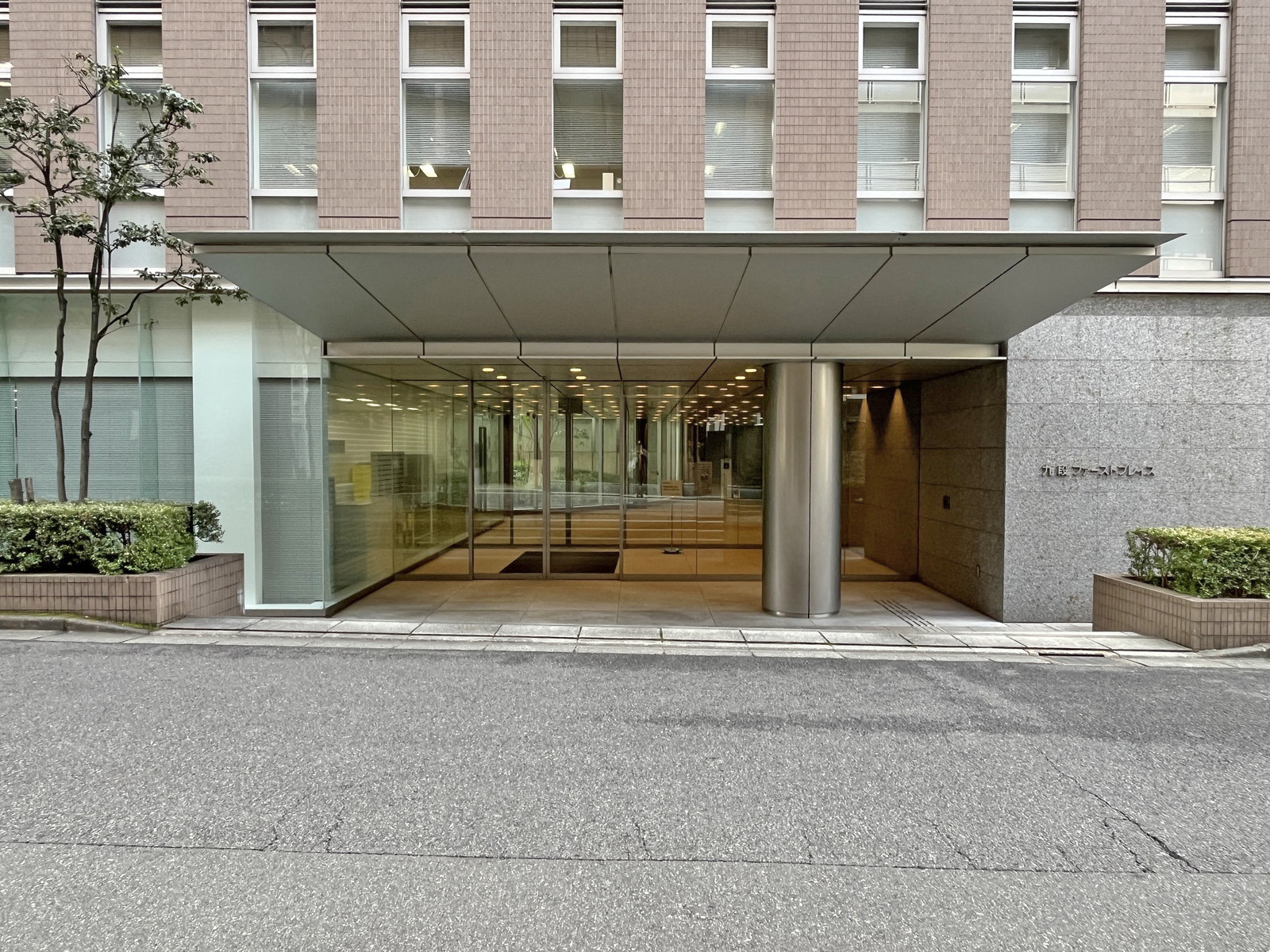オフィスビル出入口