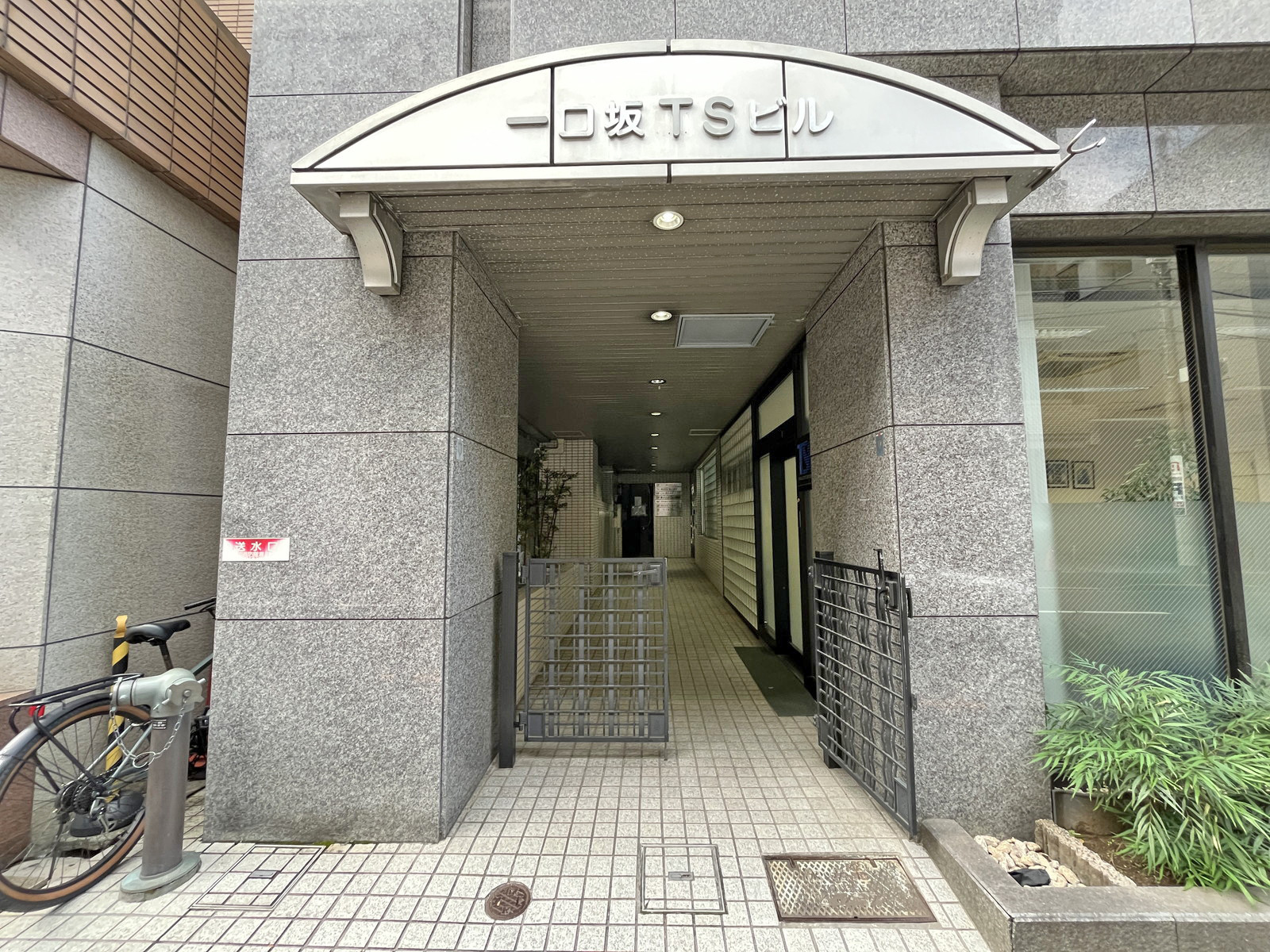 オフィスビル出入口