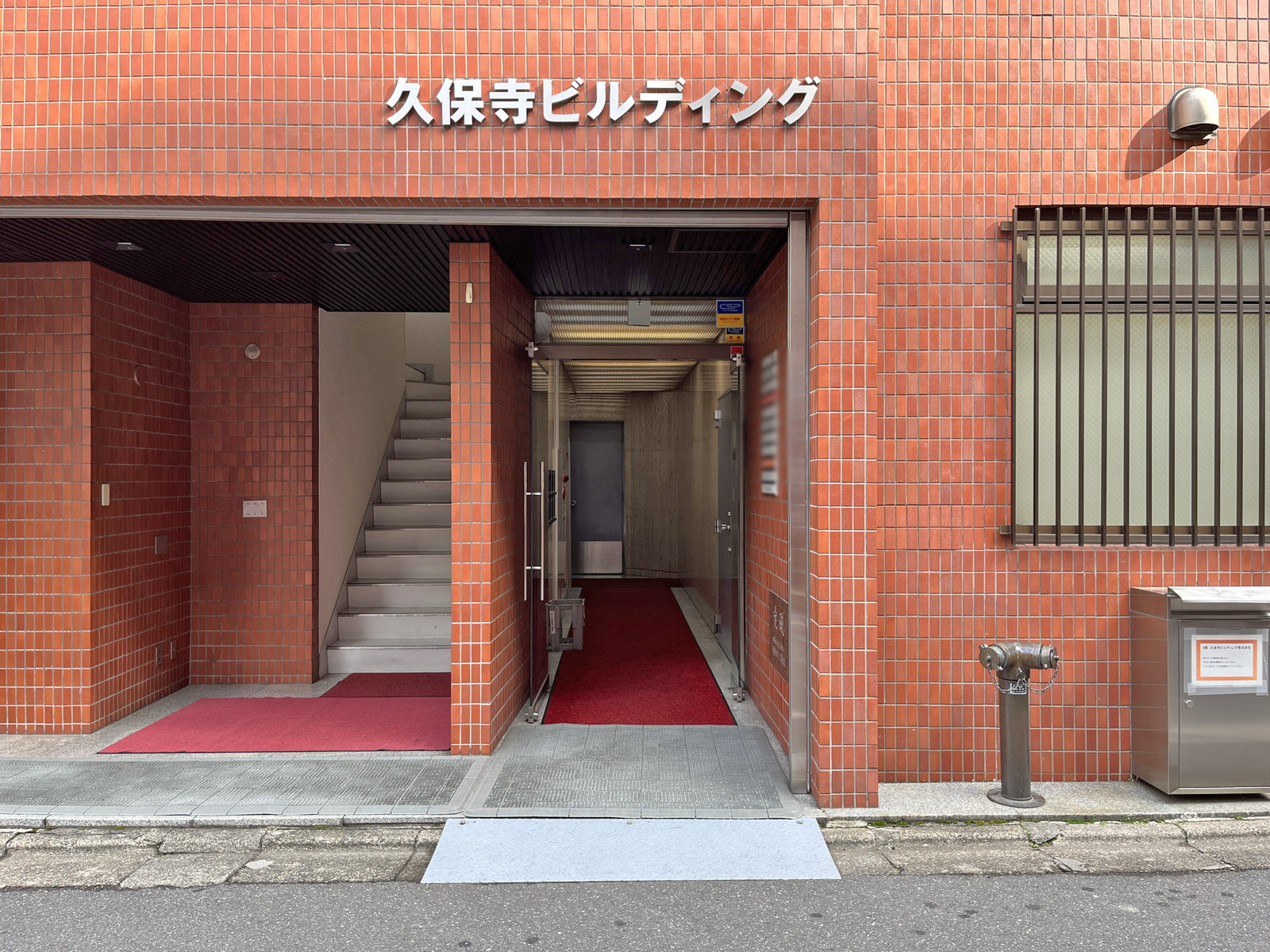 オフィスビル出入口
