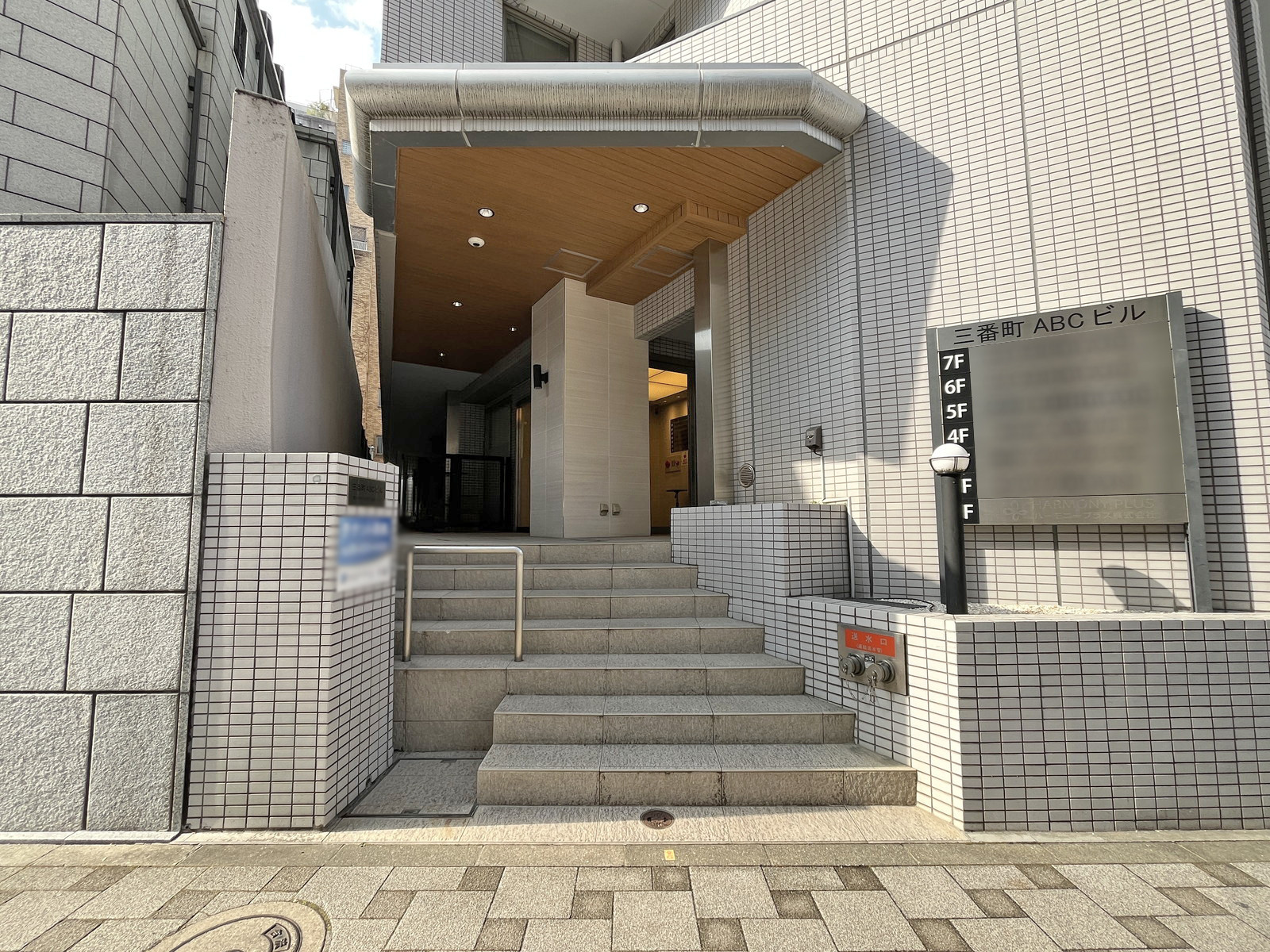 オフィスビル出入口