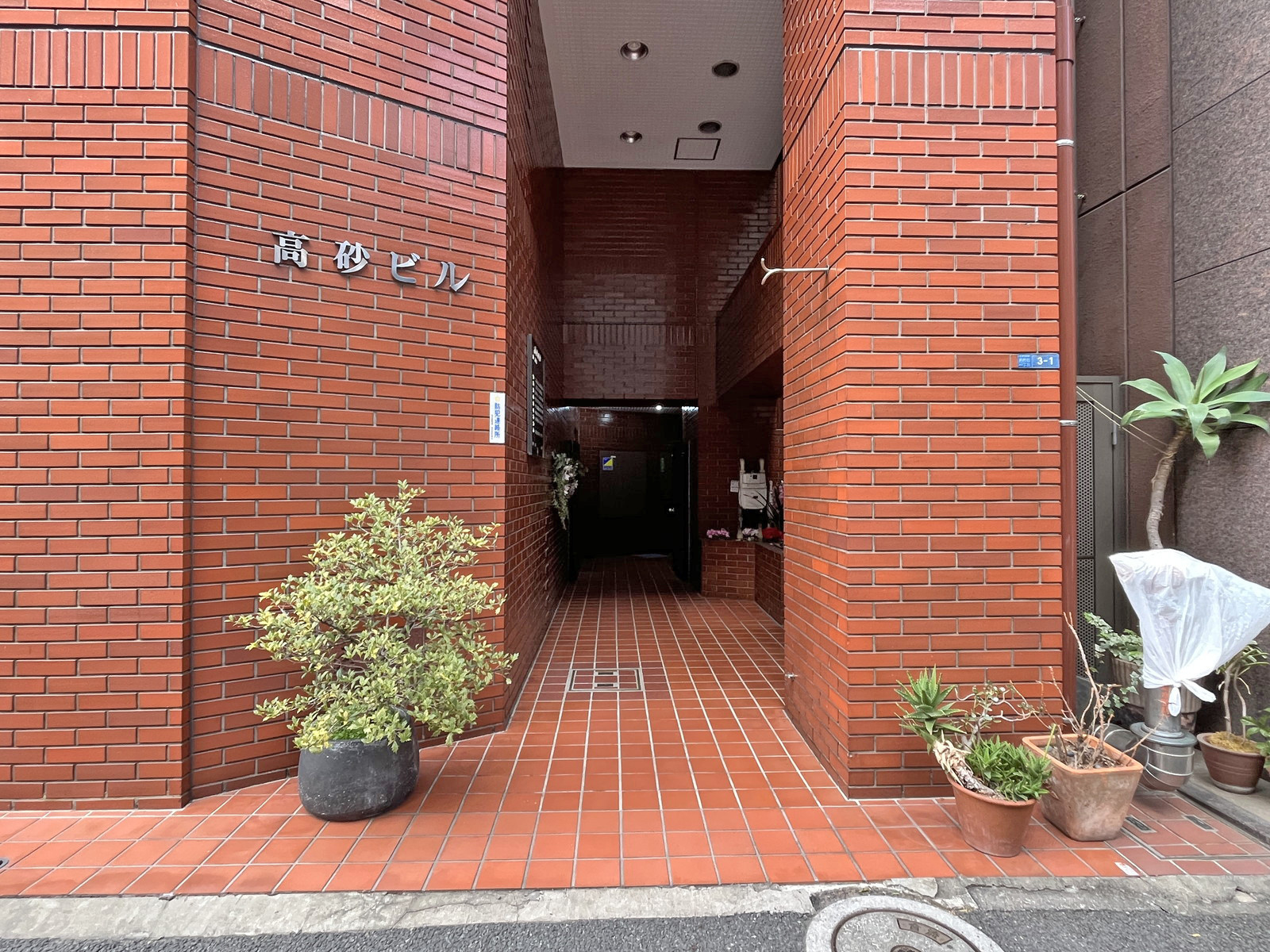 オフィスビル出入口
