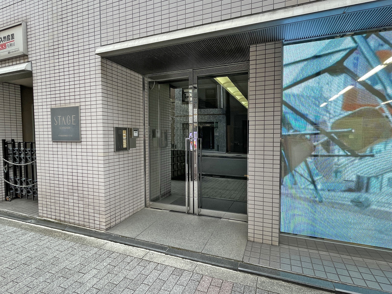 オフィスビル出入口