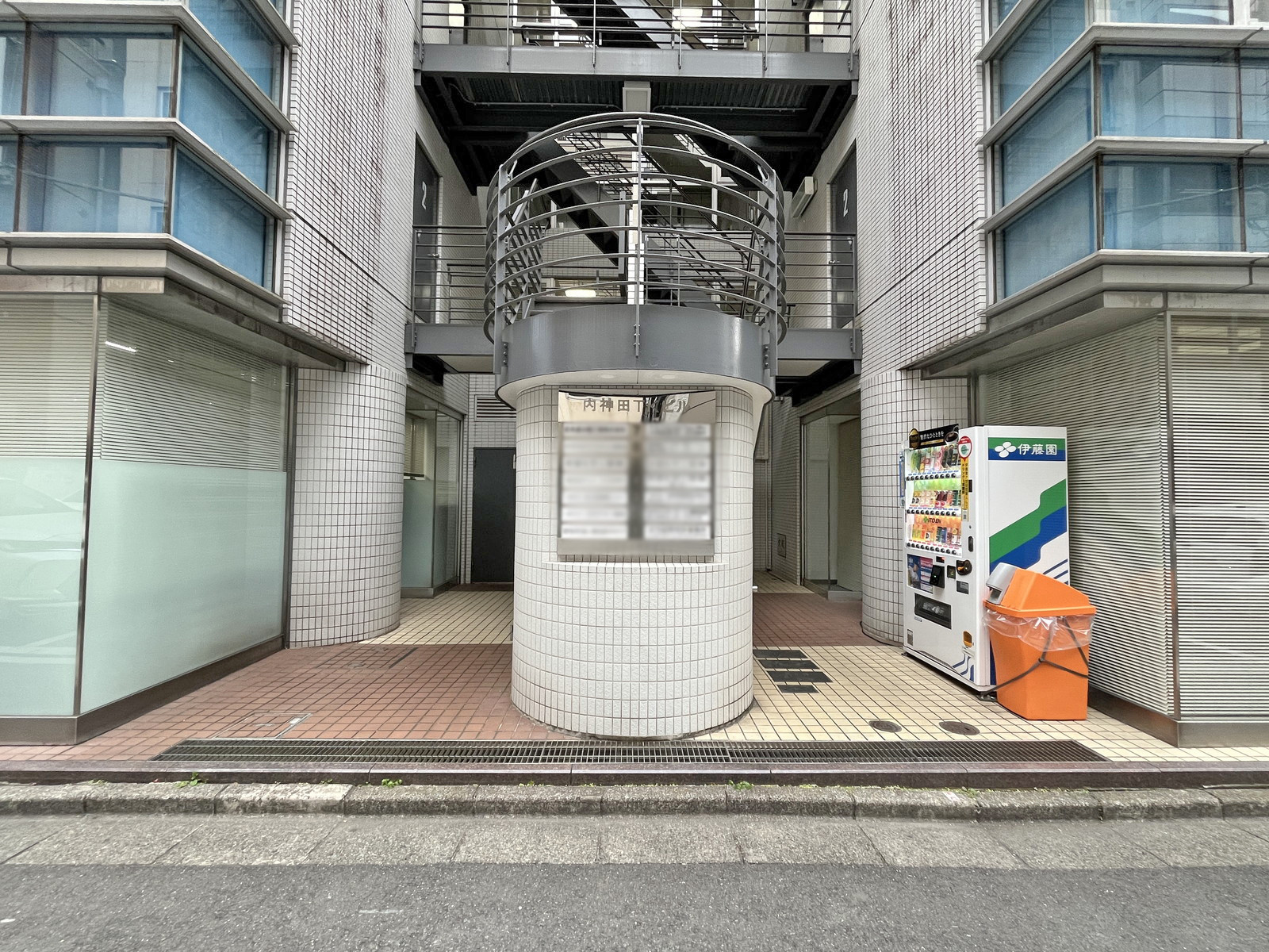 オフィスビル出入口