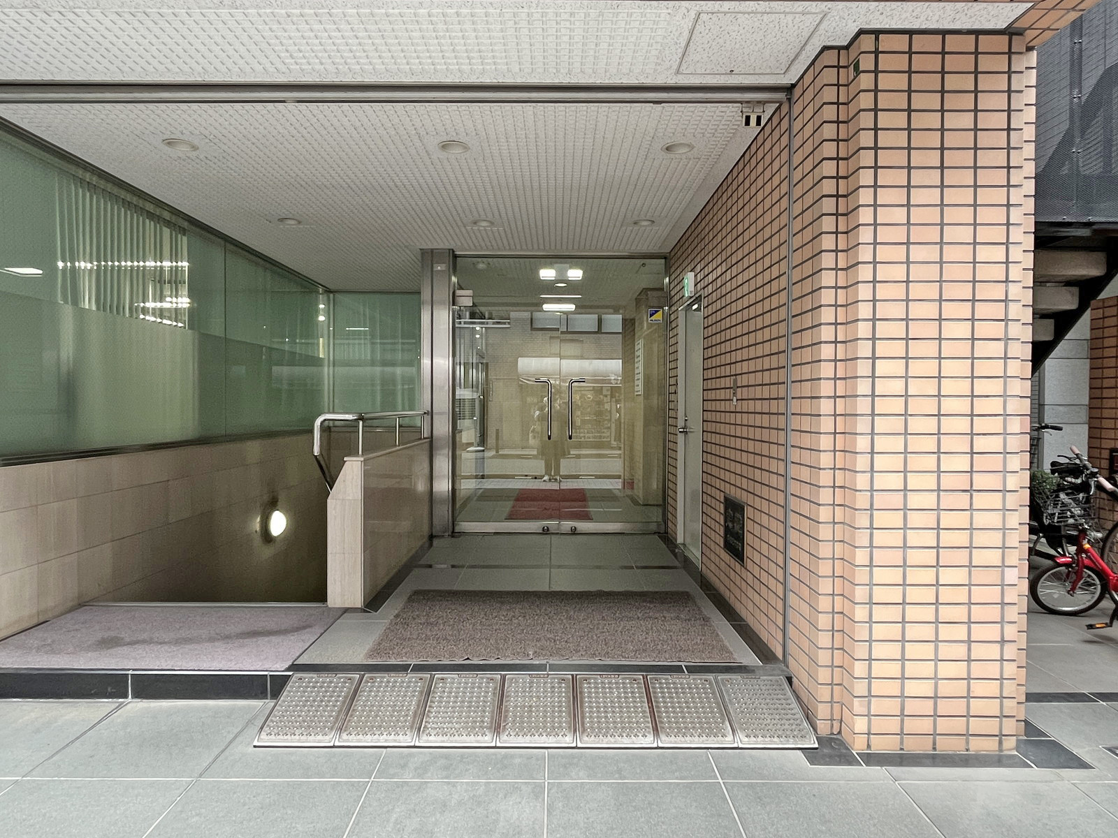 オフィスビル出入口