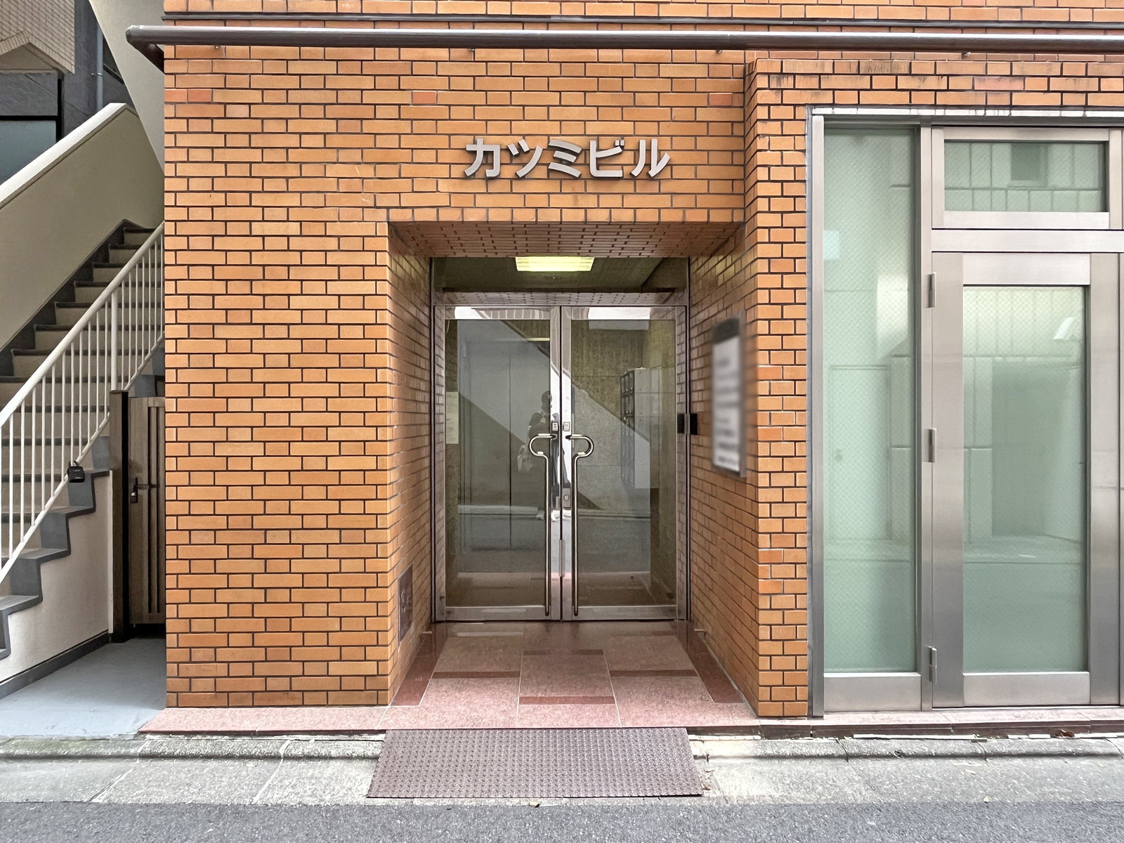 オフィスビル出入口