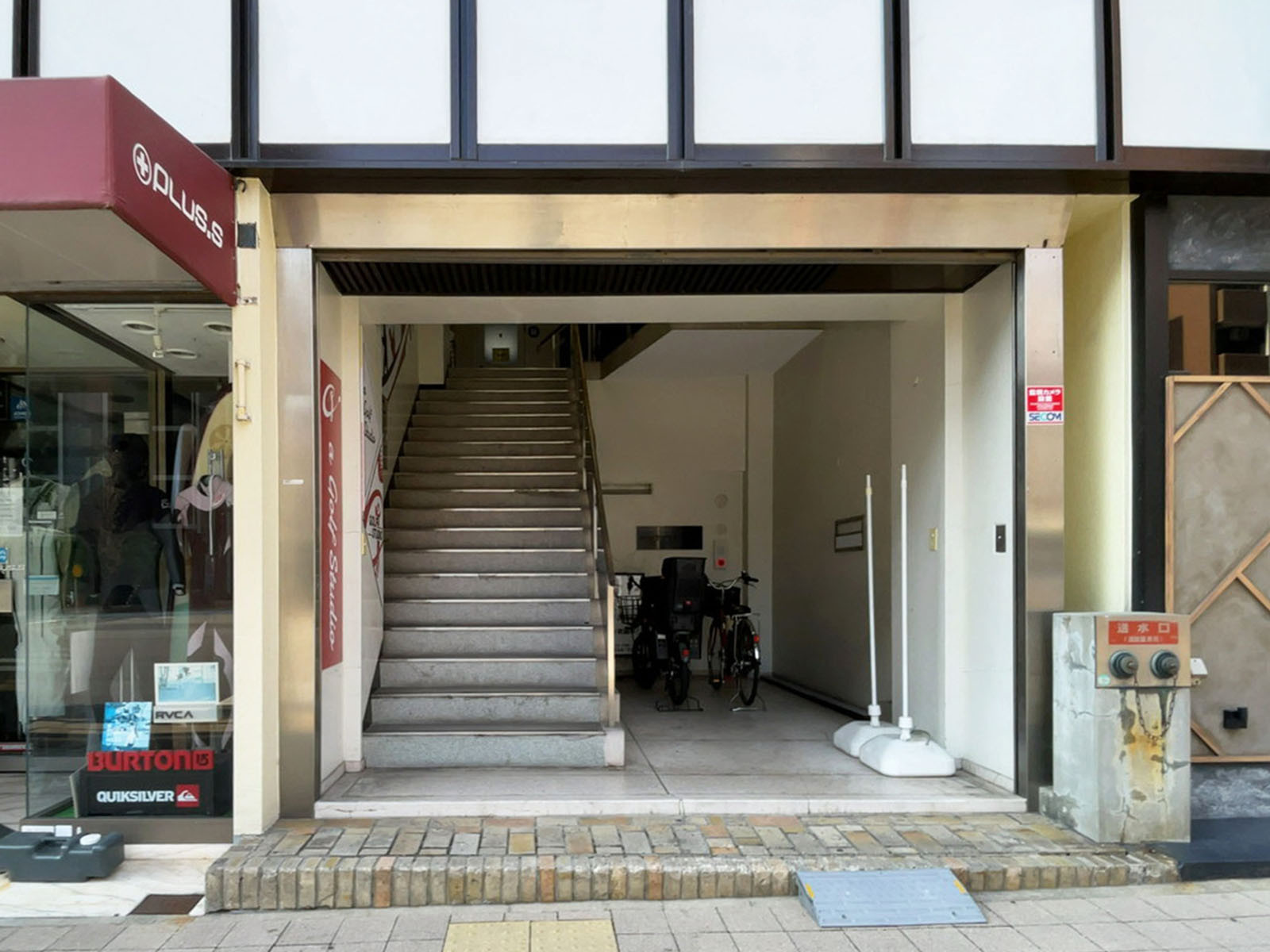 オフィスビル出入口