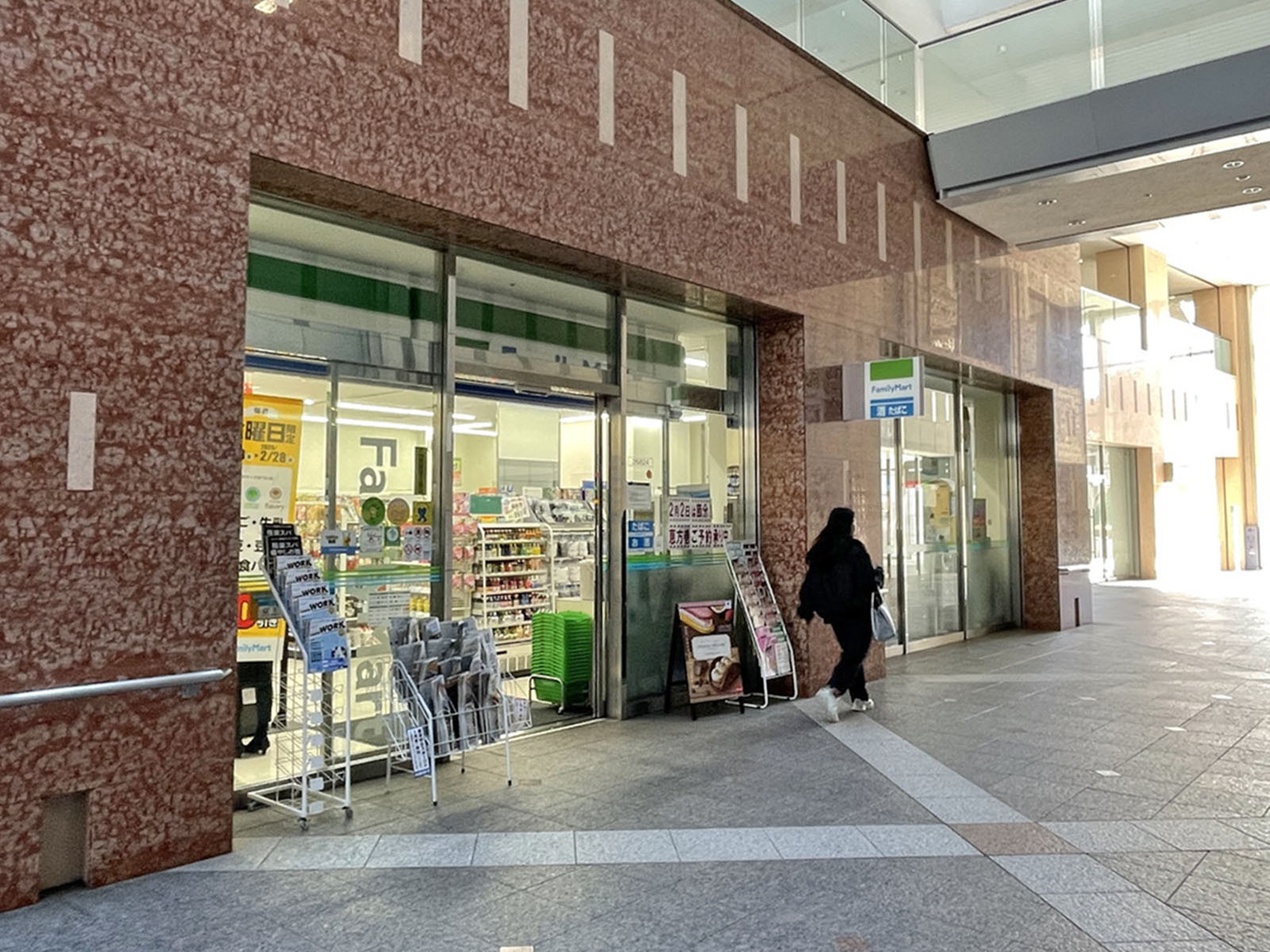 1階のファミリーマート 中野坂上ハーモニー店