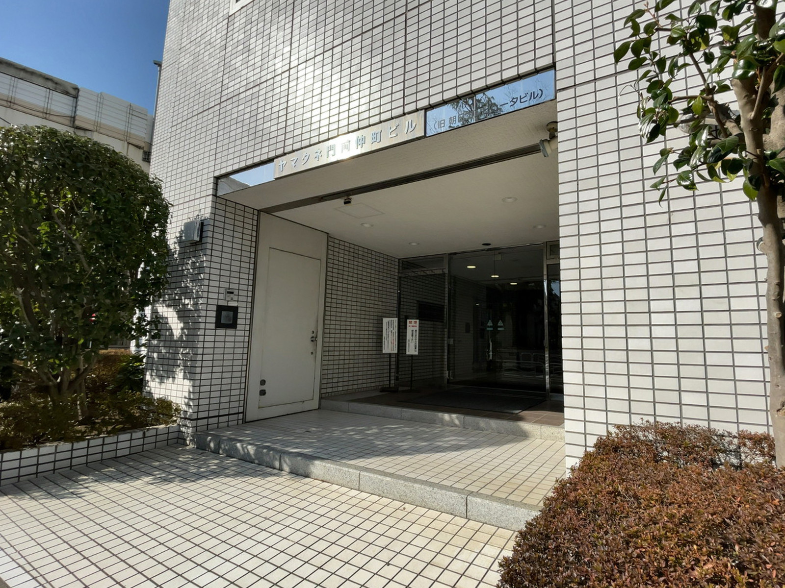 オフィスビル出入口