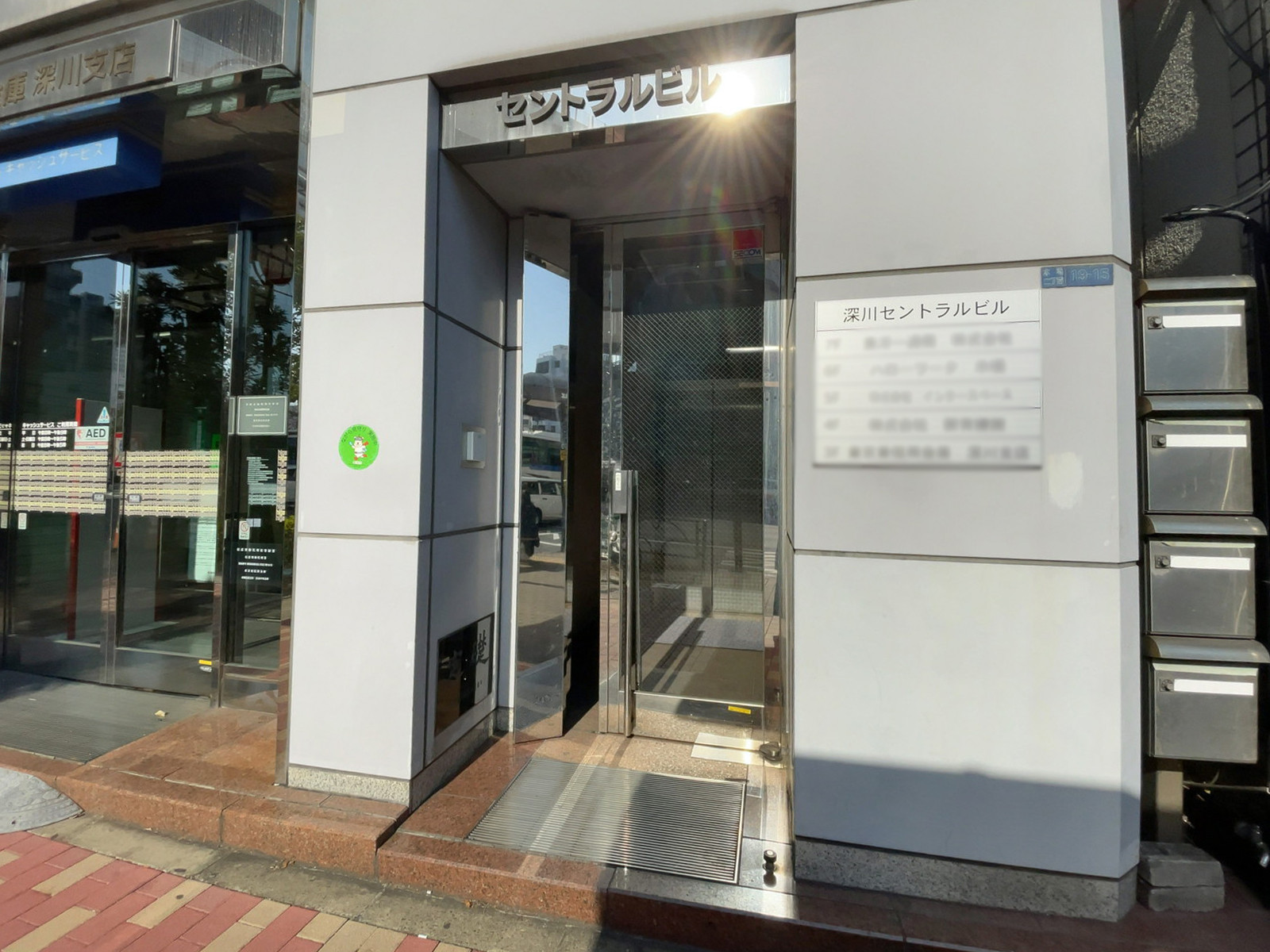 オフィスビル出入口