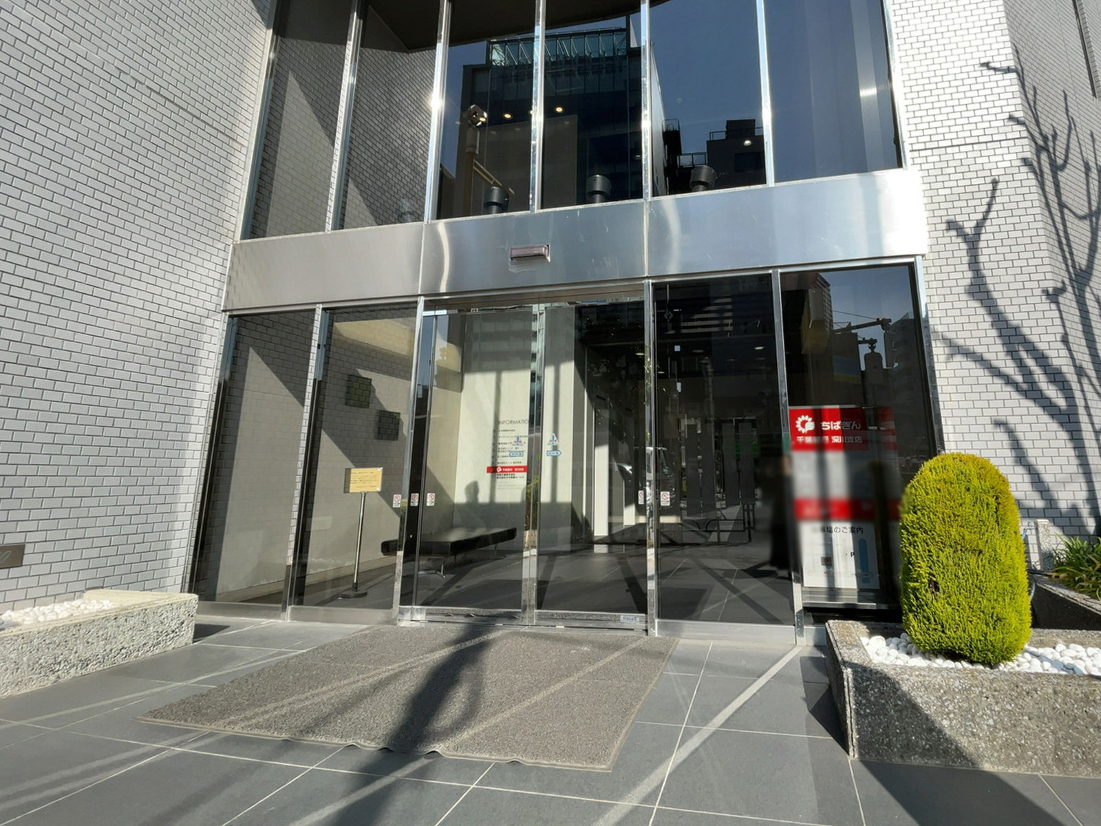 オフィスビル出入口