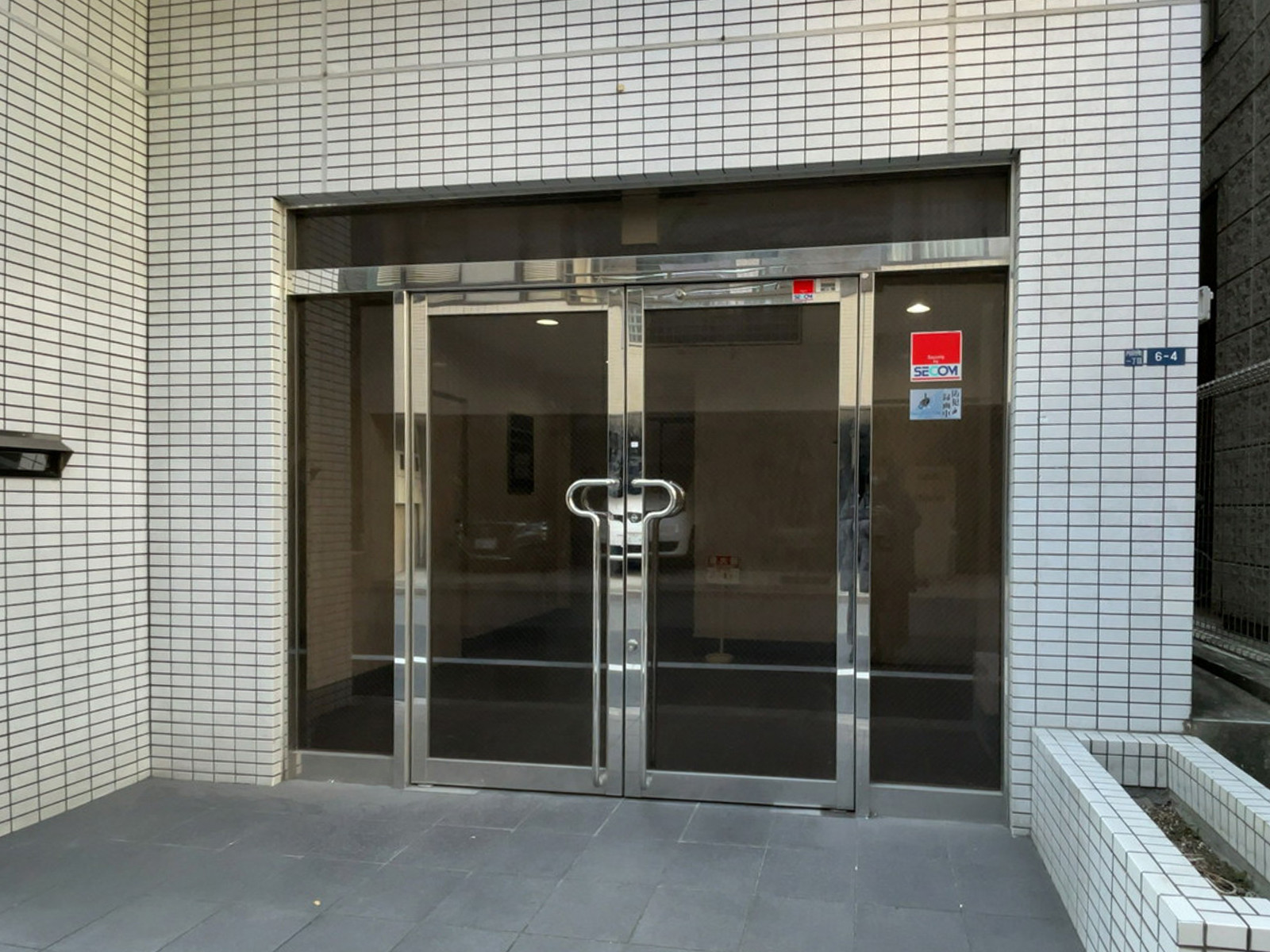 オフィスビル出入口
