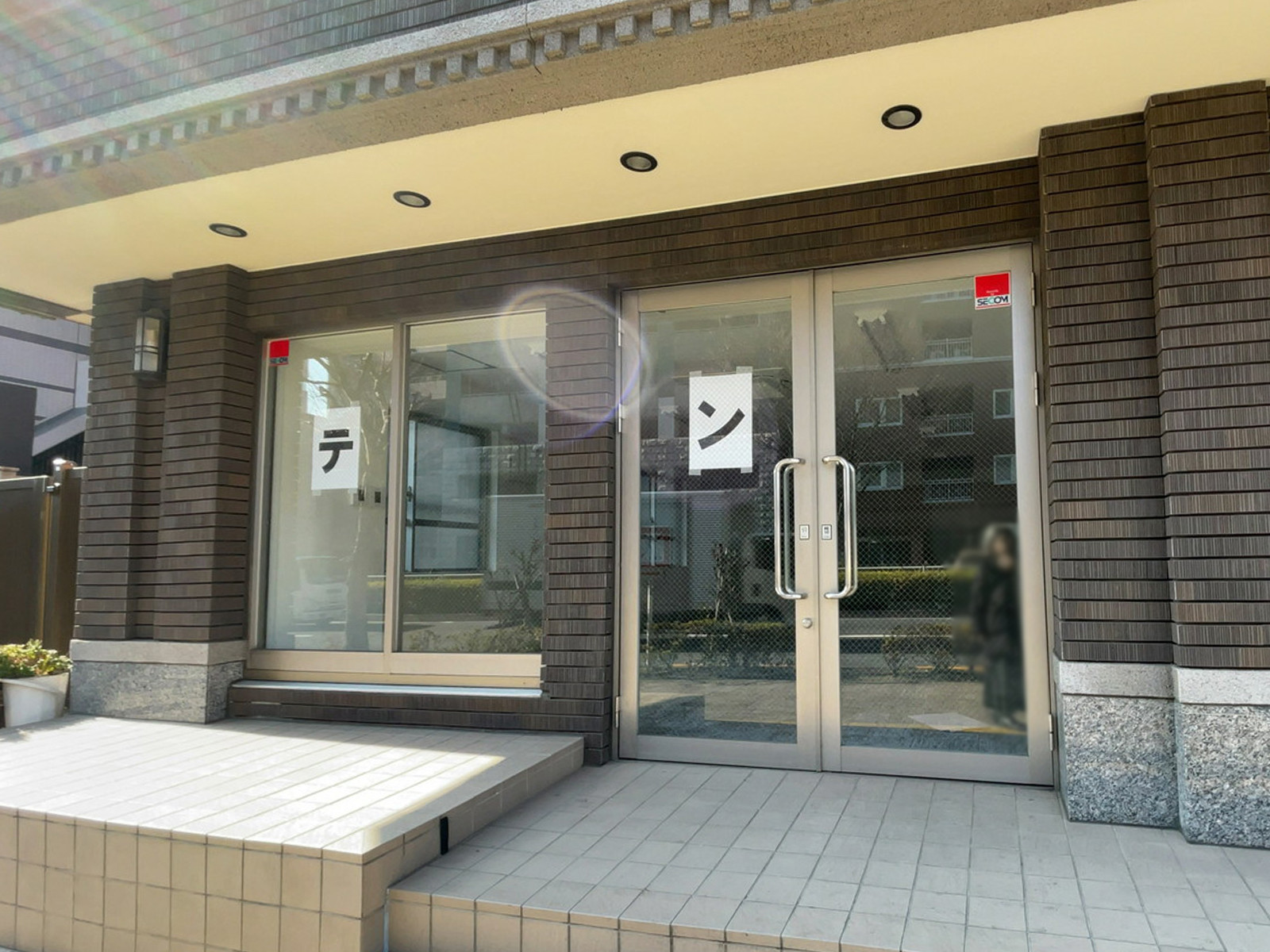 テナント出入り口