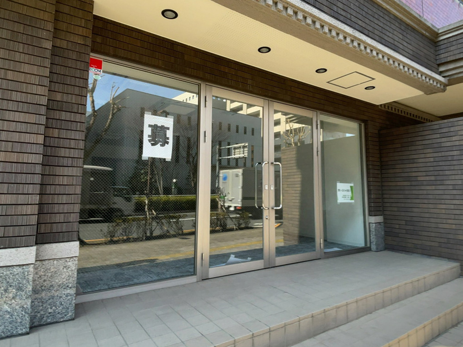 テナント出入り口