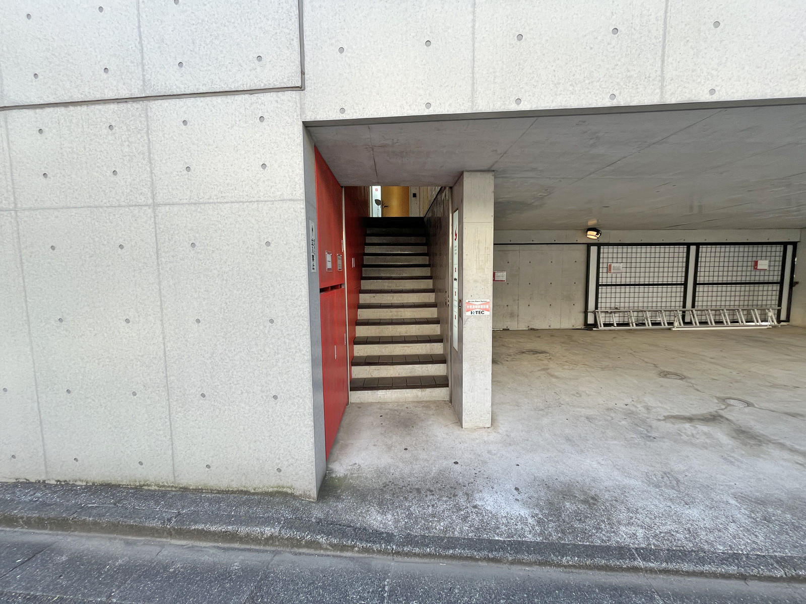 オフィスビル出入口