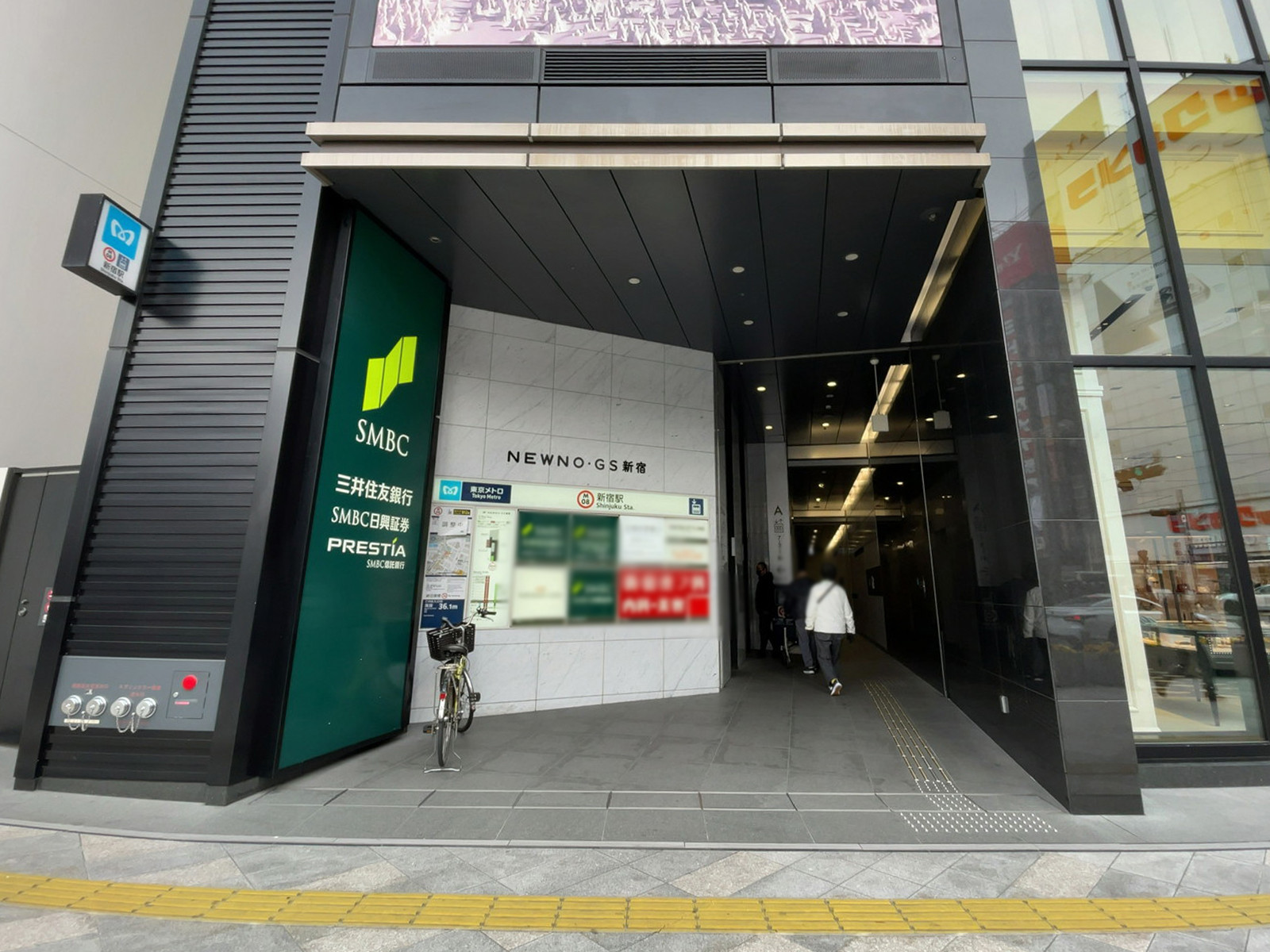 オフィスビル出入口