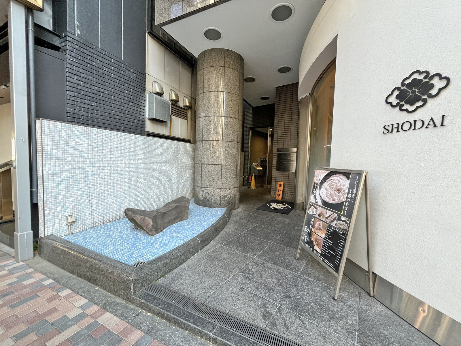オフィスビル出入口
