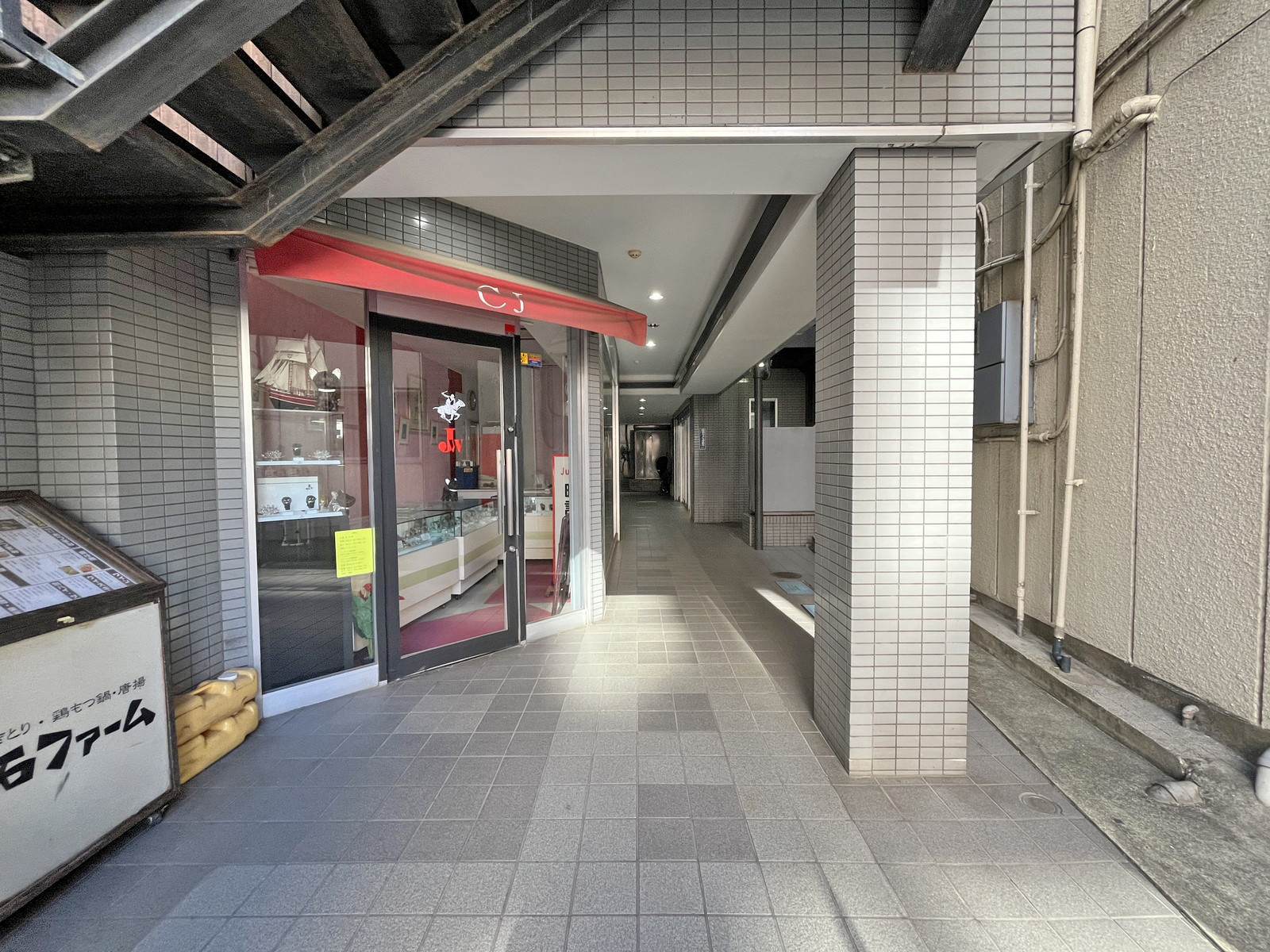 オフィスビル出入口