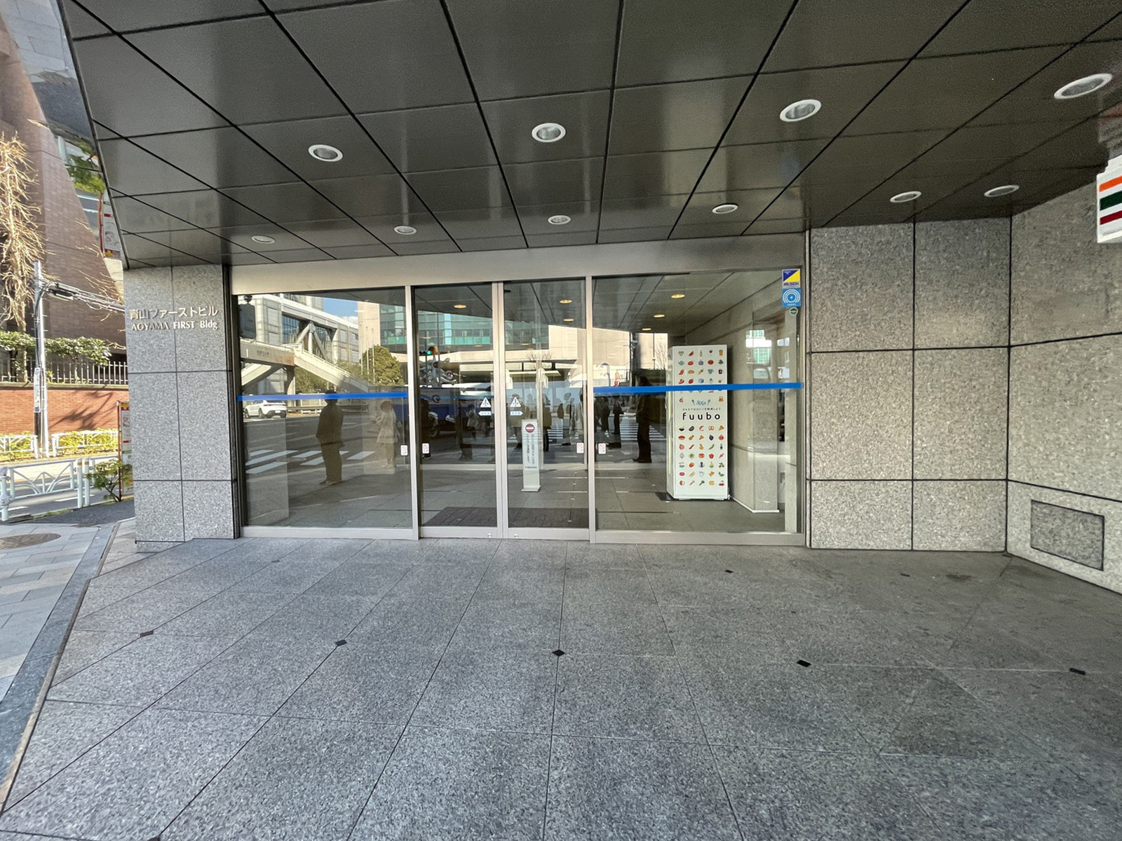 オフィスビル出入口
