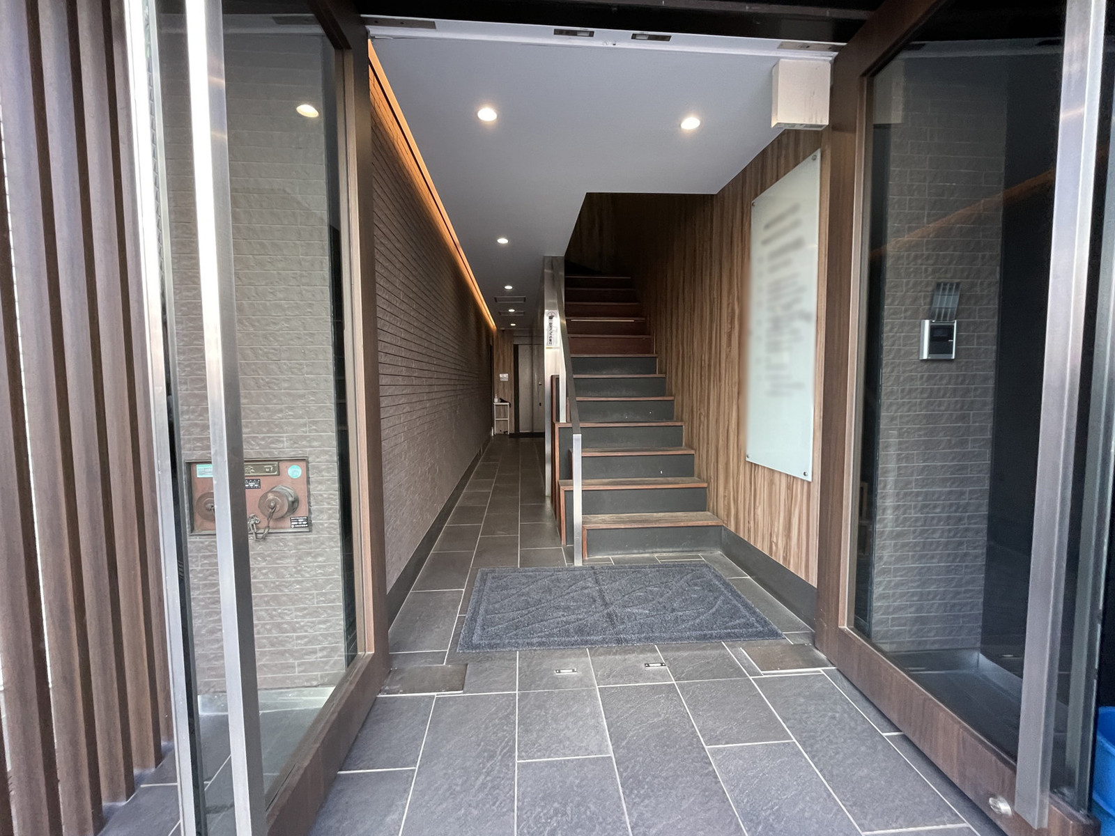 オフィスビル出入口