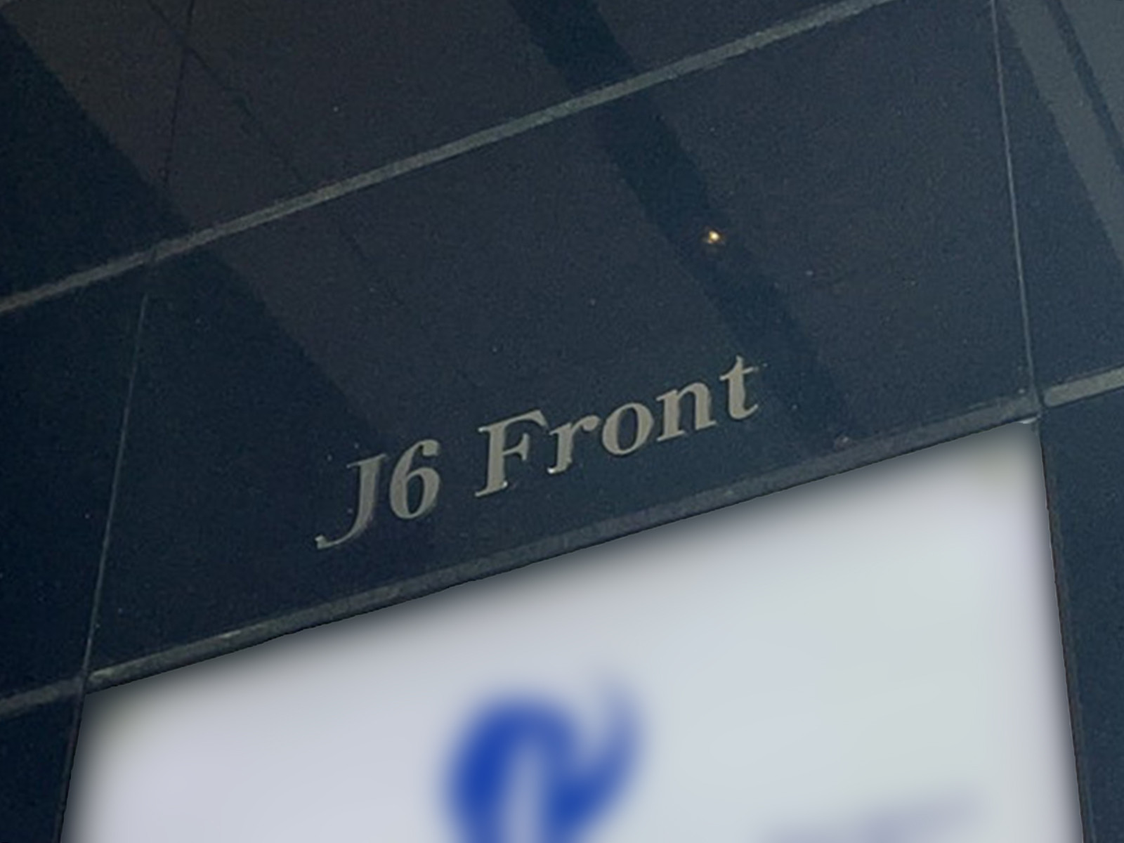 ネームプレート：J6 Front