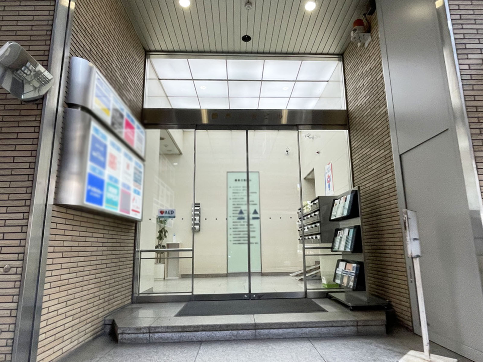 オフィスビル出入口