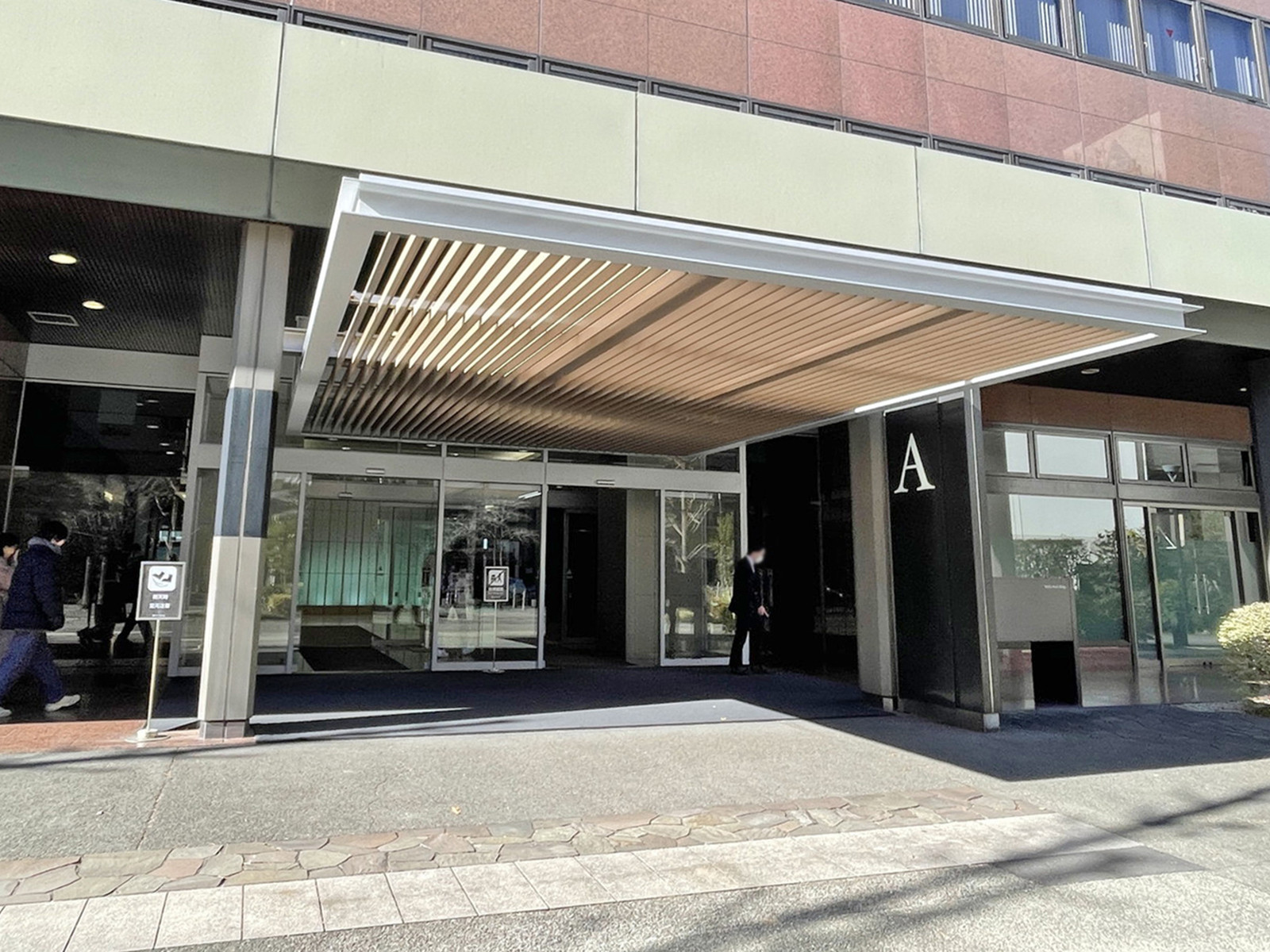 オフィスビル出入口（芝パークビルA館）