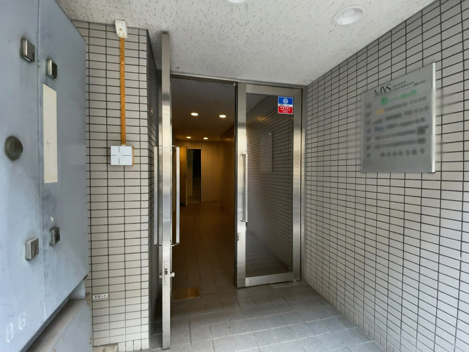 オフィスビル出入口