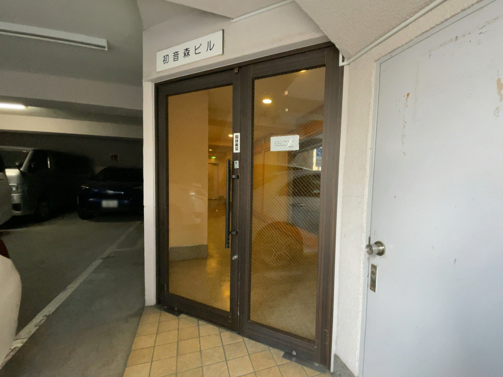 オフィスビル出入口