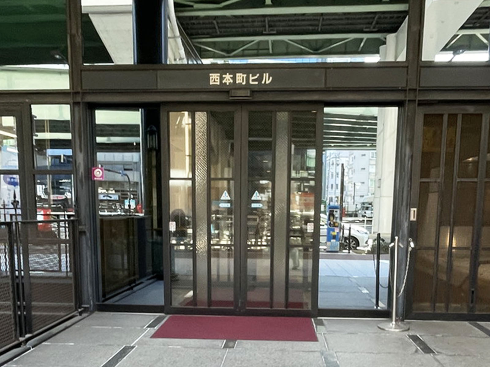 オフィスビル出入口